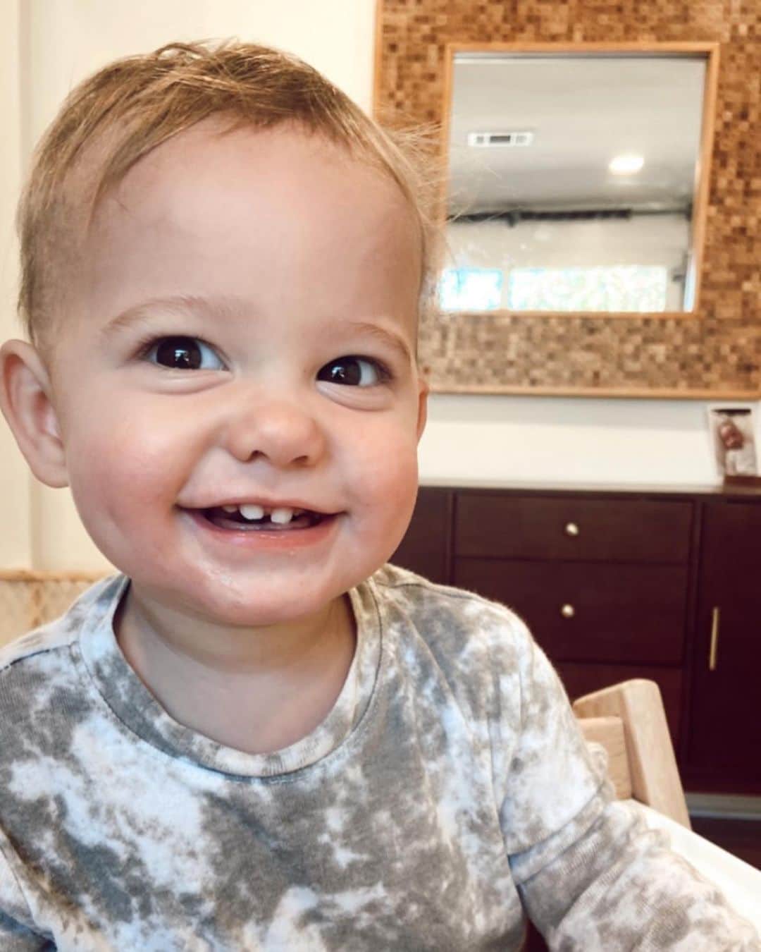コリー・ロバートソンのインスタグラム：「Our grand babies have a toy with colorful wooden balls that you push into a hole in the top, it goes through a maze and comes out the other side. They are now old enough to understand what’s going to happen, they watch, eyes fixed in anticipation. When they put the yellow ball in, the yellow ball comes out. Of course, we know that, but to see the babies grasp this concept is so much fun!  I was thinking about how we all understand this truth. What goes in must out, but so often we don’t live like it.   Through the music we listen to, the apps we open, entertainment we watch, people we hang out with...we put in negativity, hate, gossip, slander, faulty ideas, mixed up messages about success, sex, body image... and we expect to get a different outcome in our own lives.   It feels like now more than ever we all need to be reminded of this simple principle. You’re not going to believe this (I didn’t when I first heard it 😬), but a Neilson study showed that the average adult spends 11 hours a day consuming some form of media, whether it’s tv, news, phone, computer, podcast, movies, music...!  There’s a verse in Phil 4:8 that says “Finally, brothers and sisters, whatever is true, whatever is noble, whatever is right, whatever is pure, whatever is lovely, whatever is admirable--if anything is excellent or praiseworthy--think about such things.”   If we don’t intentionally “think of such things” then we won’t get the life we really want. We’ll get some other life output based on all those hours putting other things into our heart and mind.   I’ve been so excited to tell you about something I’ve been doing, and am a founding partner in, its an app called @glorifyappofficial It’s a devotion and meditation app full of God’s word. What is actually true, lovely, excellent and praiseworthy! There are devotions, affirmations, meditations, prayer and music for adults and now kids!   I’ve put the link in my bio. It’s totally free, go download it now, and see the difference it makes. What goes in, must come out!」