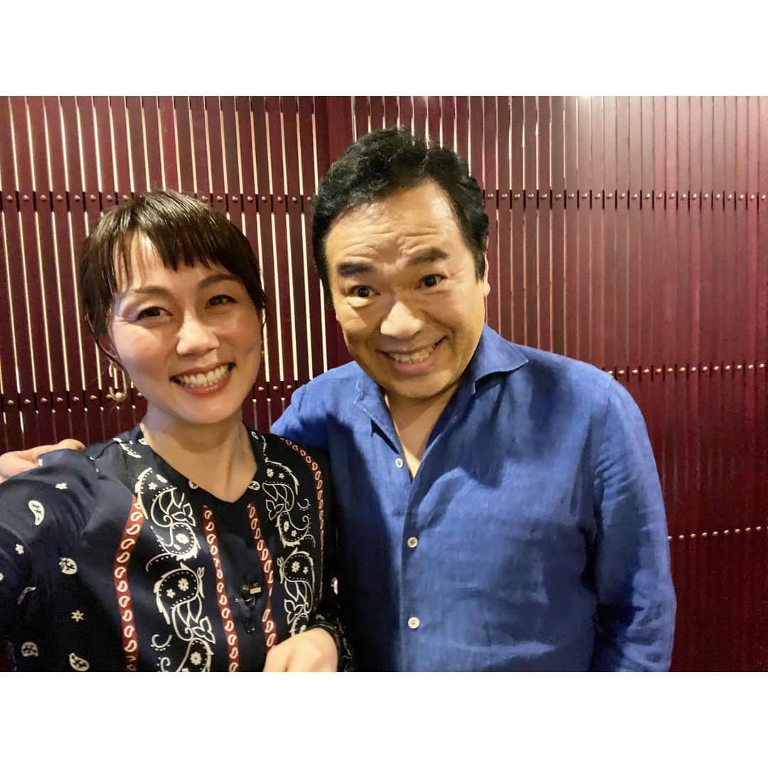 新井麻希さんのインスタグラム写真 - (新井麻希Instagram)「* おせち料理のインフォマーシャルに出演させて頂きました😊 （すでに何人かの方から見たよ〜と言って頂きました✨）  グッチ裕三さんにお写真をお願いすると、松竹梅どれがいい？と聞かれたので、全部お願いします！と言ったらこうなりました🤣  有馬温泉「奥の細道」大田忠道監修 京都祇園「華舞」前田重博監修  のおせちのご紹介です。 よろしくお願いします✨」11月19日 10時30分 - makiarai58