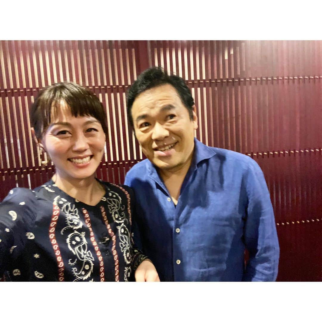新井麻希さんのインスタグラム写真 - (新井麻希Instagram)「* おせち料理のインフォマーシャルに出演させて頂きました😊 （すでに何人かの方から見たよ〜と言って頂きました✨）  グッチ裕三さんにお写真をお願いすると、松竹梅どれがいい？と聞かれたので、全部お願いします！と言ったらこうなりました🤣  有馬温泉「奥の細道」大田忠道監修 京都祇園「華舞」前田重博監修  のおせちのご紹介です。 よろしくお願いします✨」11月19日 10時30分 - makiarai58