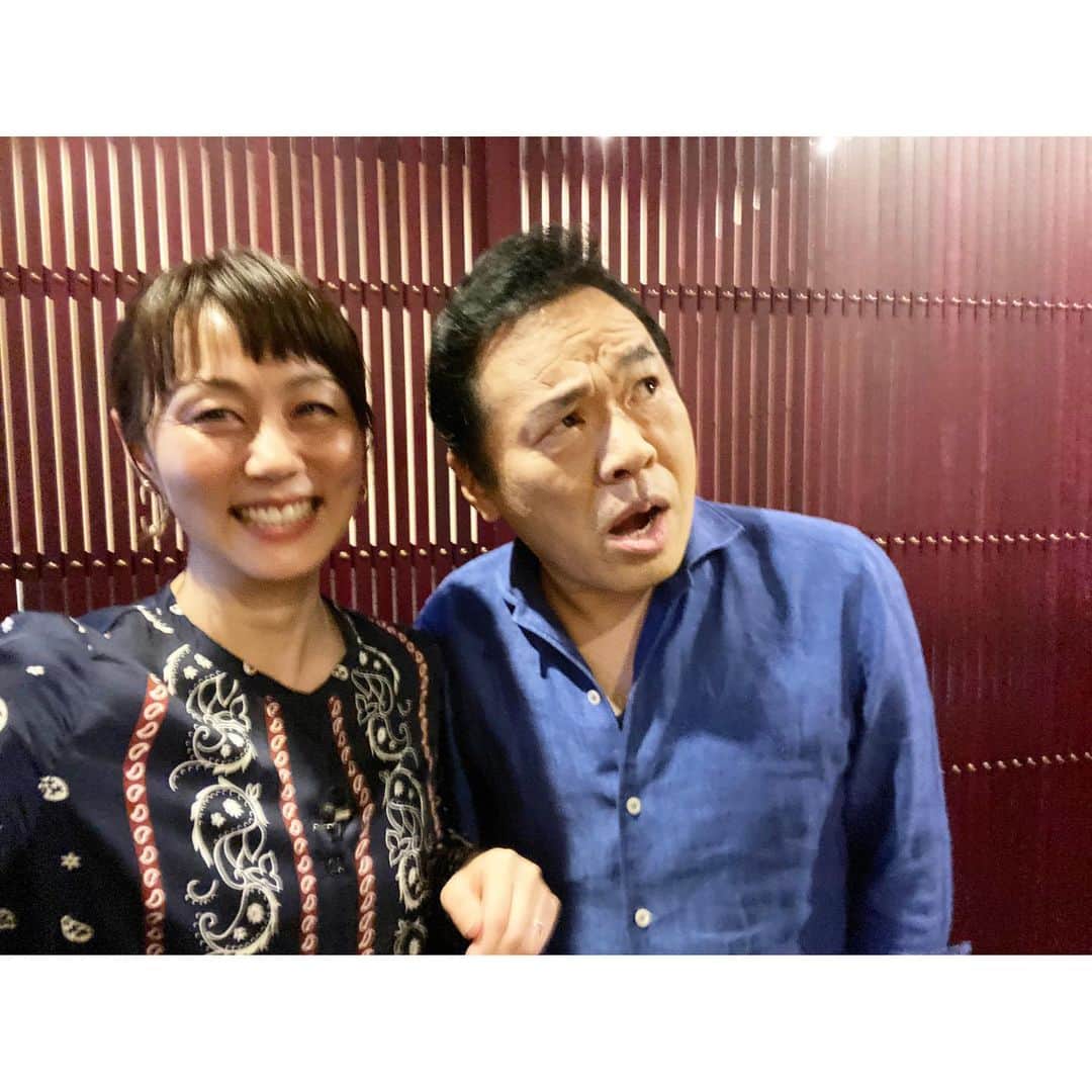 新井麻希のインスタグラム：「* おせち料理のインフォマーシャルに出演させて頂きました😊 （すでに何人かの方から見たよ〜と言って頂きました✨）  グッチ裕三さんにお写真をお願いすると、松竹梅どれがいい？と聞かれたので、全部お願いします！と言ったらこうなりました🤣  有馬温泉「奥の細道」大田忠道監修 京都祇園「華舞」前田重博監修  のおせちのご紹介です。 よろしくお願いします✨」