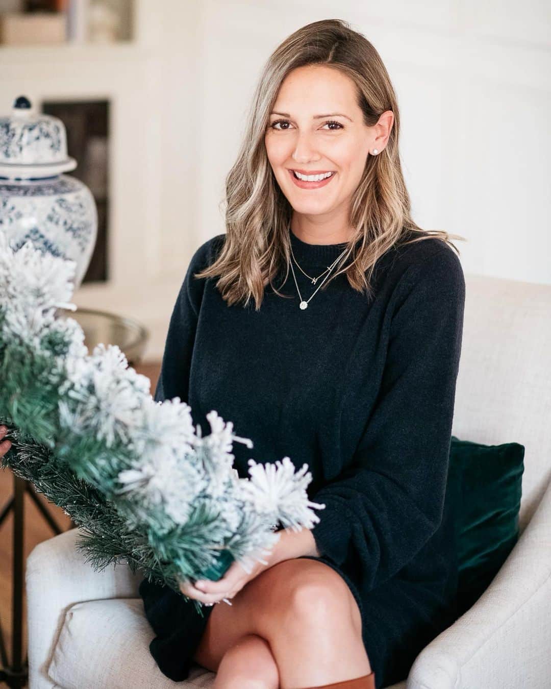 Anna Jane Wisniewskiのインスタグラム：「Raise your hand if you’ve already put up your tree.   Alright, so I have NOT, but no shade for anyone who has. It’s 2020 and anything goes. I have, however, purchased a few holiday gifts! I want to feel prepared and not rushed over the next month.   In case you’re looking to splurge on someone else OR yourself, @heartsonfireco diamonds is a great way to do just that. I’m declaring these diamond stud earrings my push present but they’d also make a lovely gift for under the Christmas tree. And if you aren’t sure while browsing the Hearts on Fire website, chat with one of their Perfection Stylists who can help answer your diamond questions and be confident in your purchases.   And don’t forget, use code ANNA10 for 10% off your first purchase from @heartsonfireco (a gift from Hearts on Fire will probably be the favorite for years to come...just saying). #partner」