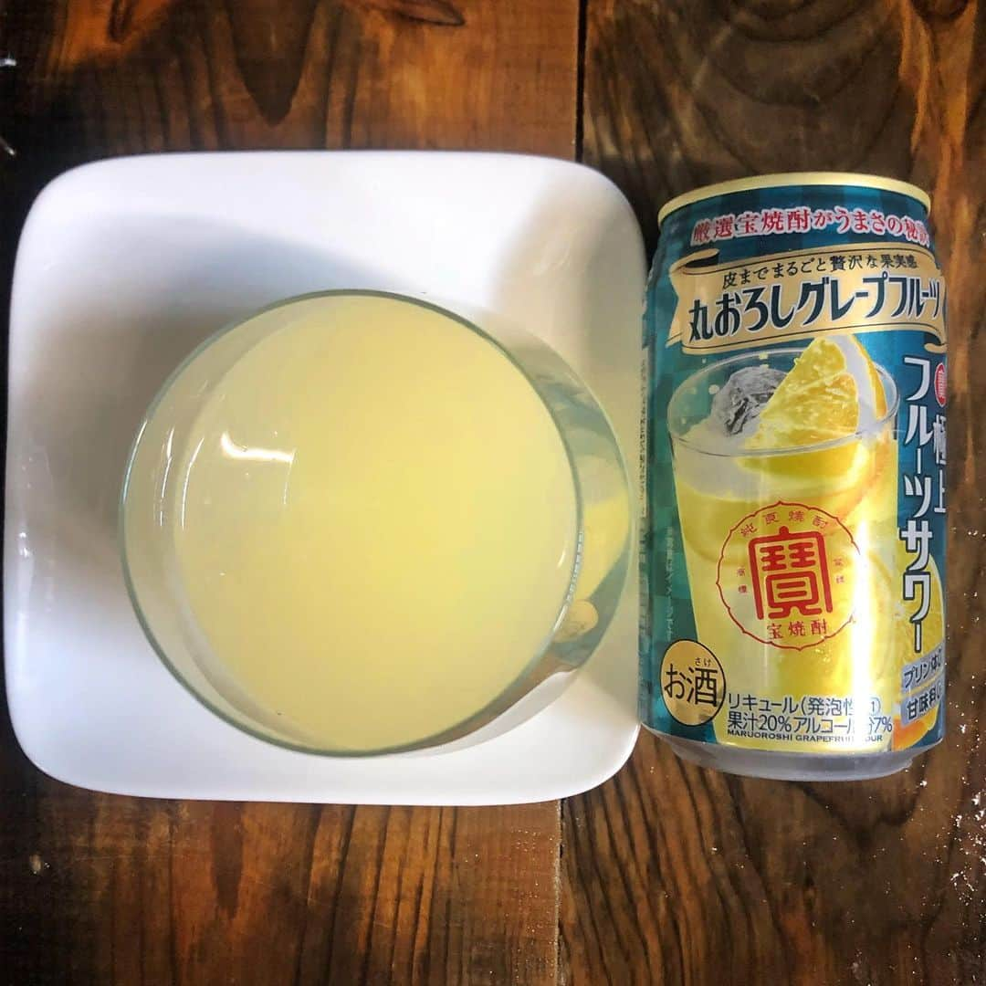 直樹 加藤さんのインスタグラム写真 - (直樹 加藤Instagram)「.. 美味しいグレープフルーツ味のRTDです。  宝の極上フルーツサワーシリーズの丸おろしグレープフルーツ、こいつの果実感、半端ないですわ。  レモンは、サッポロのレモンザリッチシリーズとコカコーラの檸檬堂でお腹いっぱいですが、グレープフルーツは、まだまだ層が薄いです。  リアルな果実感をセレクトのポイントに。  安っぽいフルーツフレーバーは、要りません。  #大文字屋加藤酒店 #果実感 #宝酒造 #贅沢果実」11月19日 10時33分 - daimonjiyakatonaoki