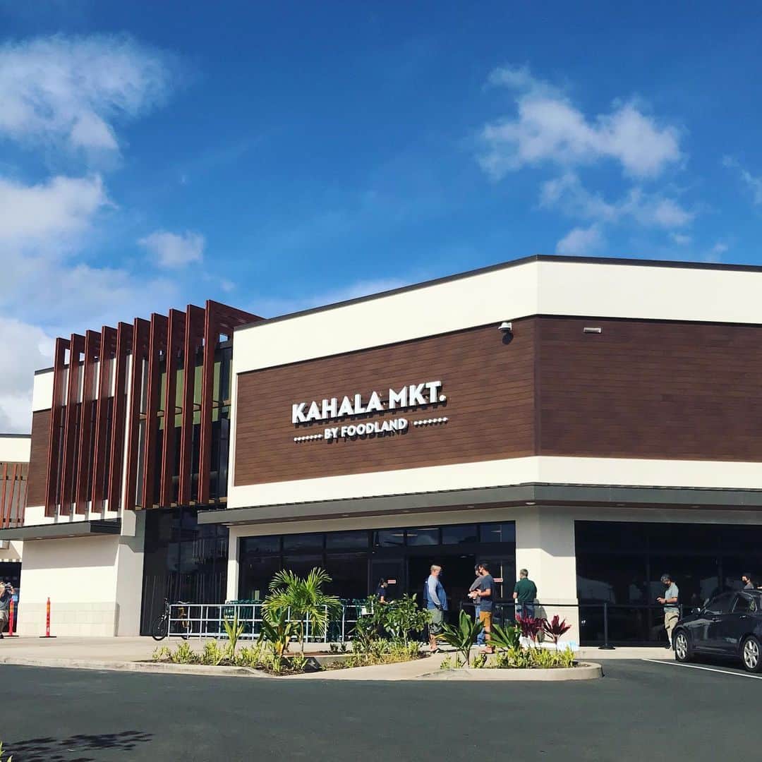 Kujira Clubさんのインスタグラム写真 - (Kujira ClubInstagram)「☀️今日のハワイ！カハラ・マーケット(Kahala Mkt)が本日グランドオープンしました！入場制限をしているので、5分ぐらい並びましたが、意外とすんなり入店することができました。こちらのフードランドはできるだけハワイ産の商品を扱うようにしているそうです。右のほうにスワイプしていただくと、ラナイ島のサラダ菜の写真があります。味見してみたいので買ってみました。😁オリジナルショッピングバッグもかわいいデザインです。et alという、お洒落なバーレストランがあり、次回のハワイ旅行の際には要チェックです。 ✳︎ ハワイ情報🍍 ホノルル動物園が11月17日より毎日営業になります！ ✳︎ ツアー情報🚌 各旅行会社のトロリーは運休中ですが、ワイキキトロリーは11月2日より 「ダイアモンドヘッド＆ホノルル・シティ・ツアー」週3日運行開始。 皆様がよく利用される「ピンクライン」は12月1日から運行予定です。 ✳︎ くじら倶楽部情報🐳 タイムシェアのリセールを専門にしています。 タイムシェアは不動産ですので、ハワイ州の不動産法に従い売買が必要です。 タイムシェアの売買についてはお気軽にご相談下さい。 リセールは直販の半額以下で取引されています。 ✳︎ お知らせ📢 くじら倶楽部のメルマガはハワイの最新情報、タイムシェアの使い方、読者だけの非公開物件案内やイチオシ物件をご案内。 セミナー情報やメルマガ読者限定イベントもありますので是非読者登録下さい。 くじら倶楽部ホームページより簡単登録できます！ ✳︎ #くじら倶楽部 #kujiraclub #ハワイ  #タイムシェア #ワイキキ #インスタハワイ #ハワイ好きと繋がりたい #ハワイ不動産 #海外不動産 #今日のハワイ #タイムシェアリセール #カハラマーケット #カハラ #kahalamkt  #ハワイ旅行」11月19日 10時45分 - kujiraclub