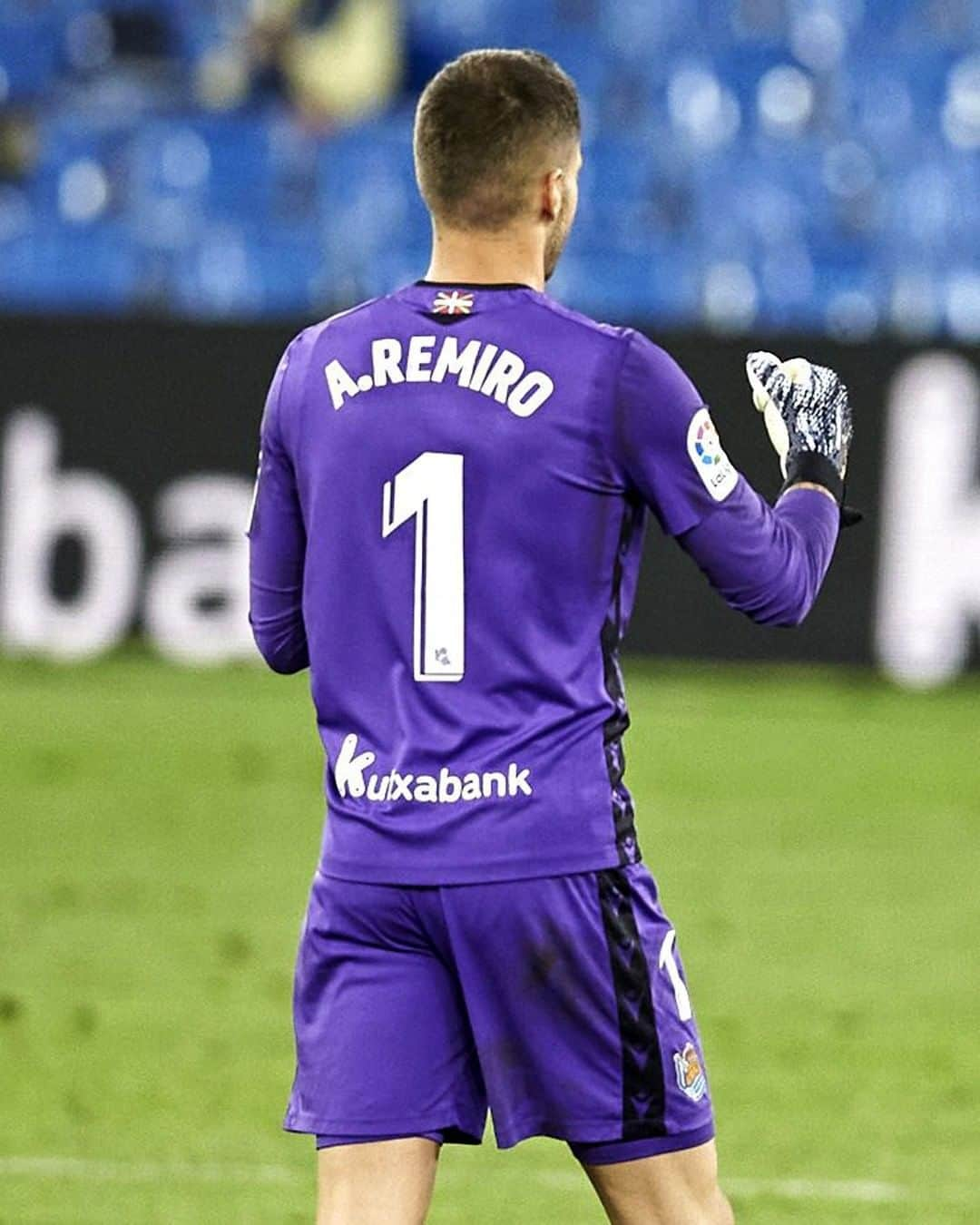 LFPさんのインスタグラム写真 - (LFPInstagram)「A REAL hero! 💙⚡ • ¡Un héroe REAL! ⚡💙 • #Remiro #RealSociedad #LaLiga #LaLigaSantander #Football #HayQueVivirla #YouHaveToLiveIt」11月19日 10時43分 - laliga