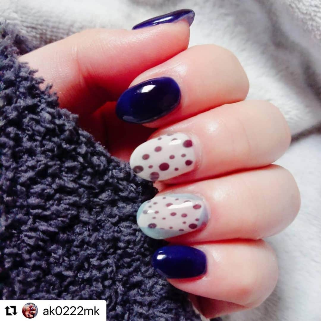 ネイルスタンド　ツメコのインスタグラム：「#Repost @ak0222mk with @make_repost ・・・ . Newネイル✨  ここんと寒すぎないか？？  @nailstandplus #ネイルスタンドプラス #ツメコ #ツメコネイル #オートネイルプリンター #ジェルネイル #ジェルネイルデザイン  #フラットネイル  #ショートネイル #秋冬ネイル」