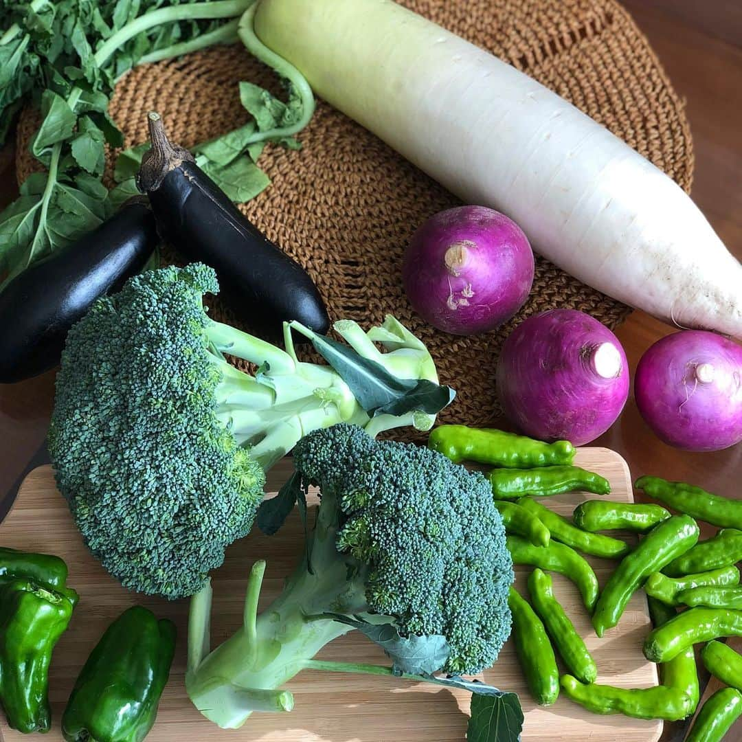 田中律子さんのインスタグラム写真 - (田中律子Instagram)「SURFANDFARM 🏄‍♀️＆🥦  いつも美味しい手作り野菜を送ってくれる　@satosiatuta 熱田さんのお野菜たちが届いたー🌞手作り味噌も❗️  熱田さんが作るブロッコリー🥦たまらない味の濃さ💛太陽🌞と熱田さんの愛💛で野菜たちが本当に美味しい🤩  毎年、熱田さんからはお野菜🥦 私からはマンゴー🥭お互い物々交換して美味しいもん送り合ってます🤩  作った人の顔が分かると、美味しさも倍増🙌いつもありがとー💛  #surfandfarm  #surf  #farm  #healthylifestyle  #beachlife  #何作ろうかな」11月19日 10時46分 - ri2kotanaka