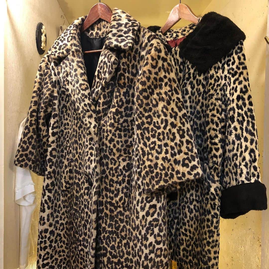 NUTTY Vintage&Collectibleのインスタグラム：「《素晴らしき時代マーケット》 2日目もオープンしております＊  本日は比較的ゆったりとご覧いただけるかと思いますのでお近くにお立ち寄りの際は是非お越し下さいませ＊  前半は @nutty_aiko 後半はwakabaが皆様のご来場をお待ちしております☺︎  ┈┈┈┈┈┈┈┈┈┈┈┈┈┈┈┈┈ RECOMMEND VINTAGE ┈┈┈┈┈┈┈┈┈┈┈┈┈┈┈┈┈ ☑︎50's leopard print coat  【会期】 11月18日(水)〜23日(月・祝) 阪急うめだ本店9階催場・祝祭広場 ※但し最終日は午後6時終了」