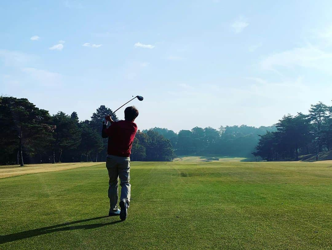 杉浦太陽さんのインスタグラム写真 - (杉浦太陽Instagram)「レッド吉田さんと早朝ゴルフ⛳️  ドキドキや…  @sugiurataiyou_official  #虎ノ門カップ #レッド吉田　さん #ゴルフ #着いていくのがやっとw #いい経験です」11月19日 11時02分 - sugiurataiyou_official