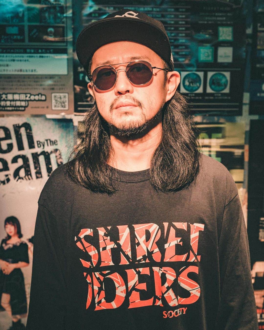 Kuboty のインスタグラム：「今週土日、下北でShredders Societyのポップアップショップやりますー🤘  お茶、酒用意しておくのでみなさま遊びに来てくださーい😻  2日間通しで僕と安井君が愛情接客👬  今回はVan Halenに捧げるシリーズと、デニムジャケットを用意しております🔥  よろしくお願いします〜🎸  Photo by litchi  【POP UP STORE vol2開催のお知らせ 】﻿ ﻿ 11月21日(土) 11月22日(日)の2日間、Shredders Society2回目となるPOP UP STOREを下北沢にて開催いたします。 ﻿ ﻿ 今回のPOP UP STOREでは発売中の商品に加え新たにTributeコレクションやHR/HM Custom Denim Jacketが店頭に並びます。﻿ ﻿ 皆様のご来店を心よりお待ちしております。﻿ ﻿ ﻿ 【開催期間】 ﻿ 11月21日(土) 12:00～19:00﻿ 11月22日(日) 12:00～19:00 ﻿ ﻿ 【場所】 ﻿ 〒155-0031  東京都世田谷区北沢2-19-12 白川ビル4階  ﻿※前回と場所が変わっております、ご来店の際はお気を付けください。  ・入店の際にはマスクの着用をお願いいたします。 ・非接触型の体温計にて検温させていただきます。（37.5℃以上は入店できません） ・アルコール消毒液にて手の消毒にご協力よろしくお願いいたします。 ・POP UP STOREの店内はスペースが限られる為、安全面を考慮し入店人数を制限させていただく場合がございます。  #shredderssociety」