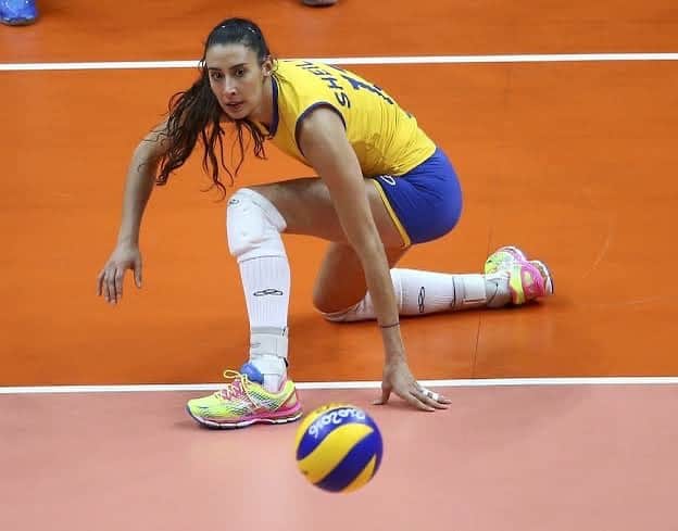シェイラ・カストロのインスタグラム：「Que saudade da quadra! Mas desta quadra aí né? Pq já tinha percebido pelas transmissões dos jogos como estava sendo meio complicado para as jogadoras o novo piso, aí @jaqueline ontem falou sobre isso no stories dela e eu ainda perguntei pra @daherthaisa como era esse piso! Que “trem” chato né? Ficar insegura por causa do piso é complicadíssimo!!! E aproveitando pra responder por aqui as várias perguntas que recebi na minha caixinha no stories sobre o piso novo!!」