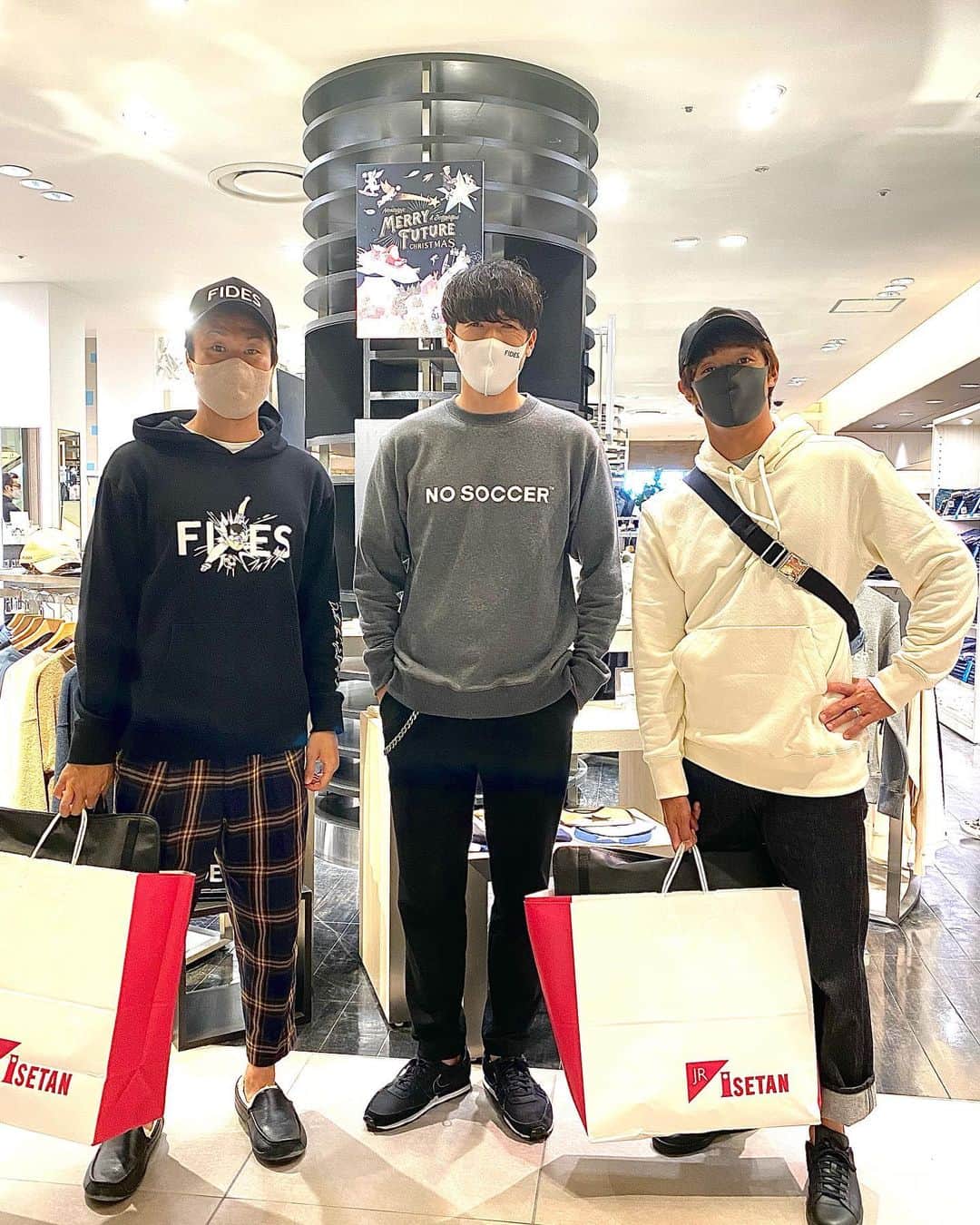 小林久晃のインスタグラム：「昨日から始まった大阪ルクアイーレでのポップアップ。沢山のご来店心より感謝いたします。写真は練習後に駆けつけてくれた、セレッソの2人。いつもいつも気にかけてくれる2人には感謝しかないです。こんな状況の中、本当にありがとう。残りの試合頑張ってね！ #セレッソ大阪 #藤田直之 #どのチームでも中心 #技術だけではない彼の強み #安定感 #人間力 #たまには誉めとこ #清武弘嗣 #清武家にお世話になりっぱなし #ベストイレブン期待してる #顔小さすぎね #ほぼ顔見えてないよ #friends #thanks #fides」