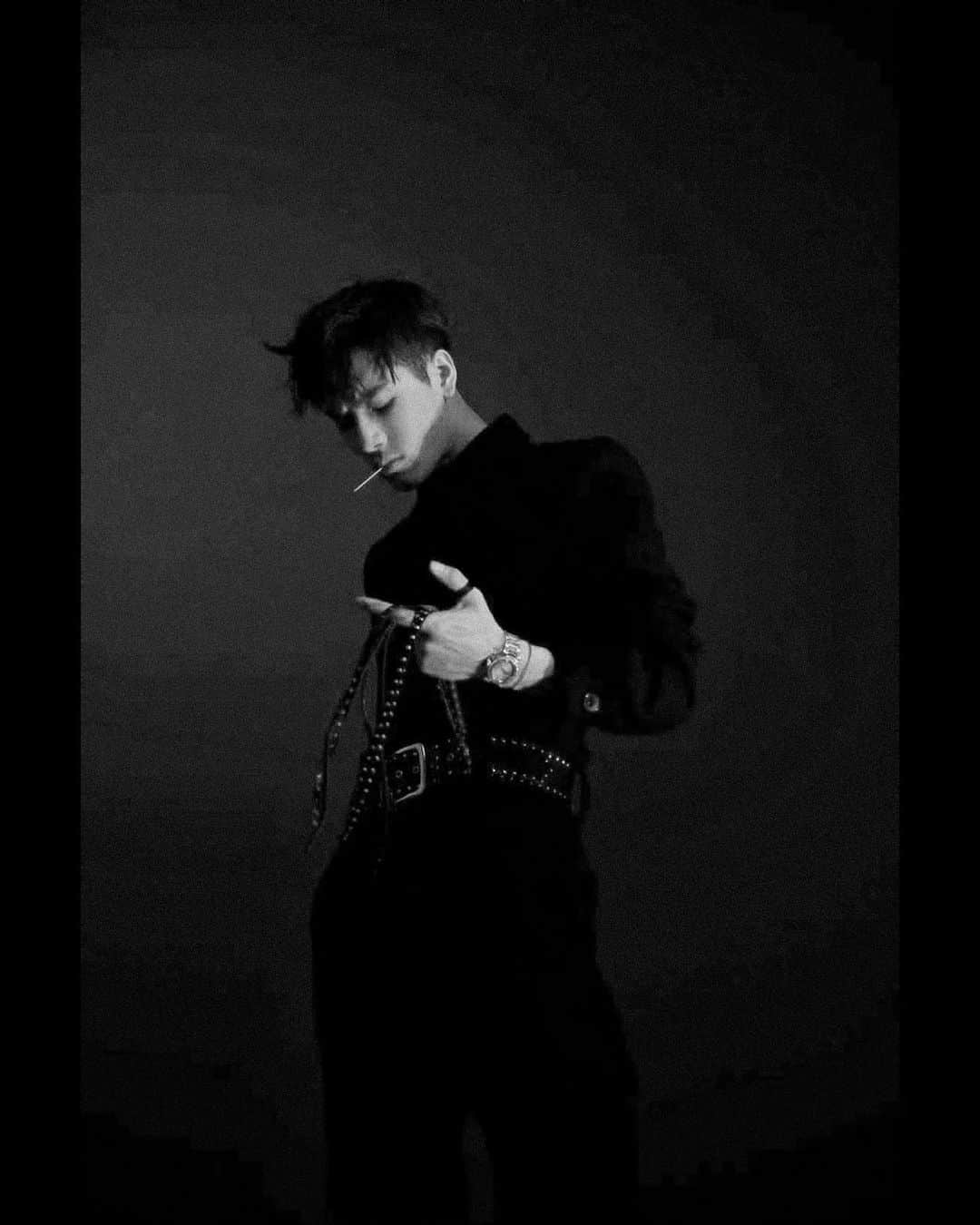 ジャクソンさんのインスタグラム写真 - (ジャクソンInstagram)「#harpersbazaar #cover #december  B cut」11月19日 11時00分 - jacksonwang852g7