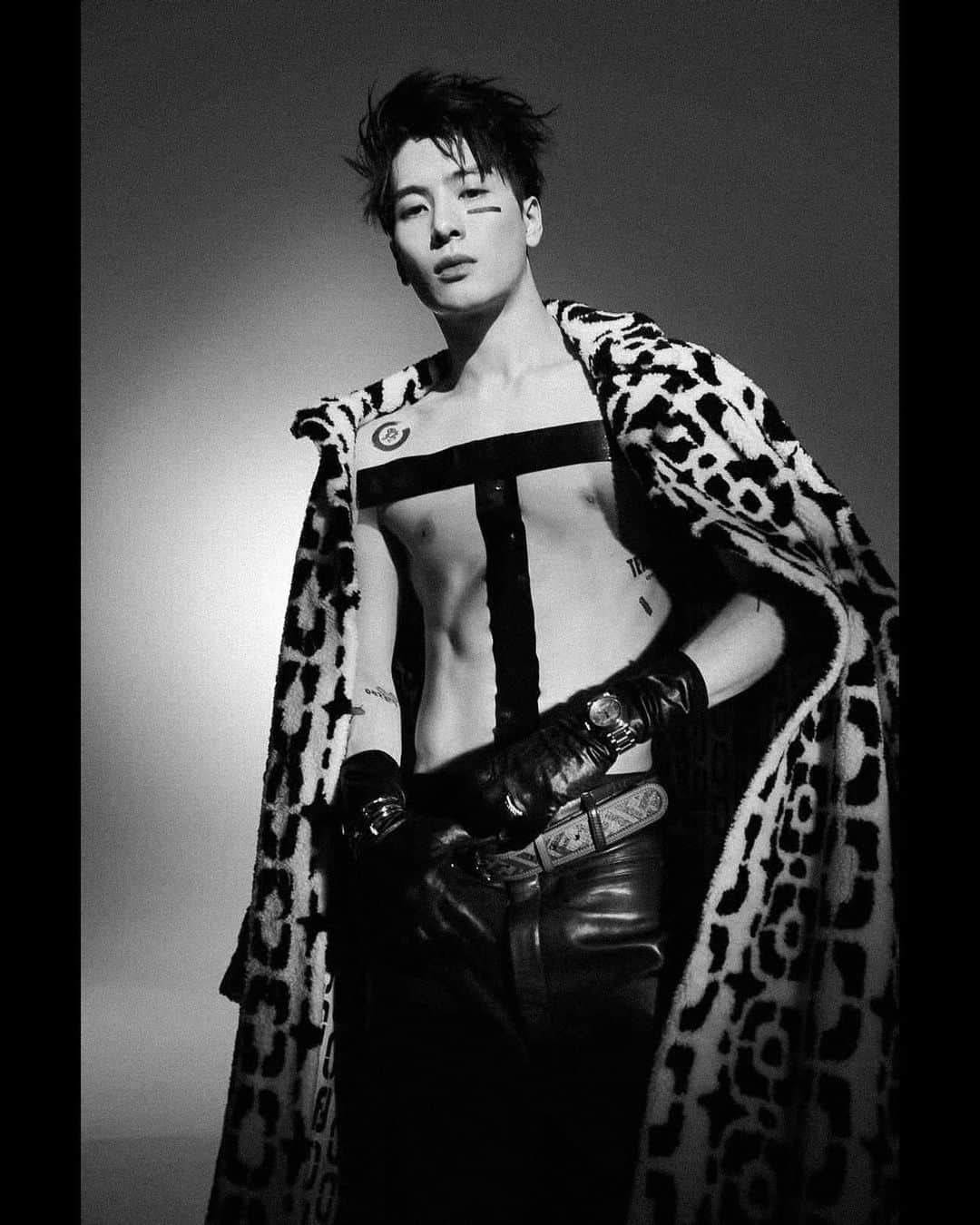 ジャクソンさんのインスタグラム写真 - (ジャクソンInstagram)「#harpersbazaar #cover #december  B cut」11月19日 11時00分 - jacksonwang852g7