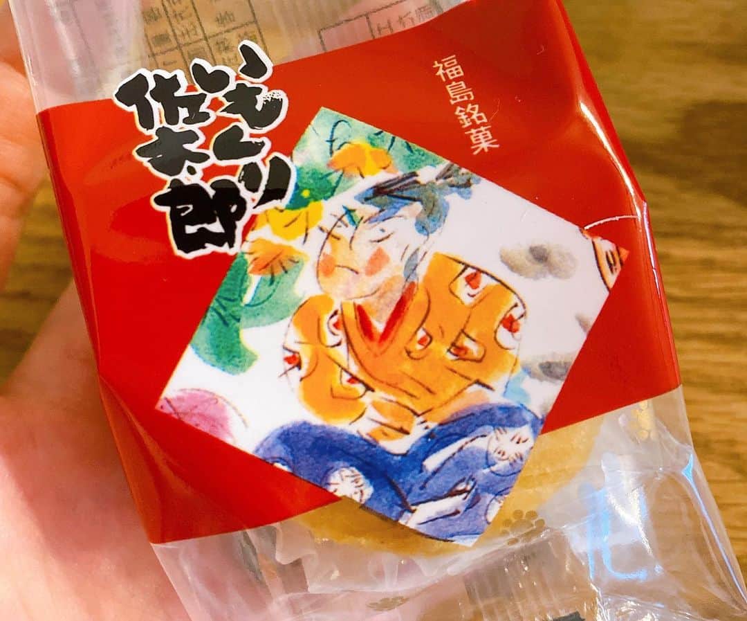 山本愛子さんのインスタグラム写真 - (山本愛子Instagram)「福島土産😊✨  Twitterでフォロワーさんに福島のお土産でおすすめを聞いたところ、たくさん教えていただきどれにするか迷いました〜！笑 ありがとうございました✨  意見が多かった「ままどおる」、田中歩さんがオススメしてくれた「エキソンパイ」、そしてお芋が好きなので「いもくり佐太郎」にしました😊♫  どれも美味しかったです💕💕  #福島 #お土産 #スイーツ #おやつ #ままどおる #エキソンパイ #いもくり佐太郎」11月19日 11時11分 - aikoyade1219