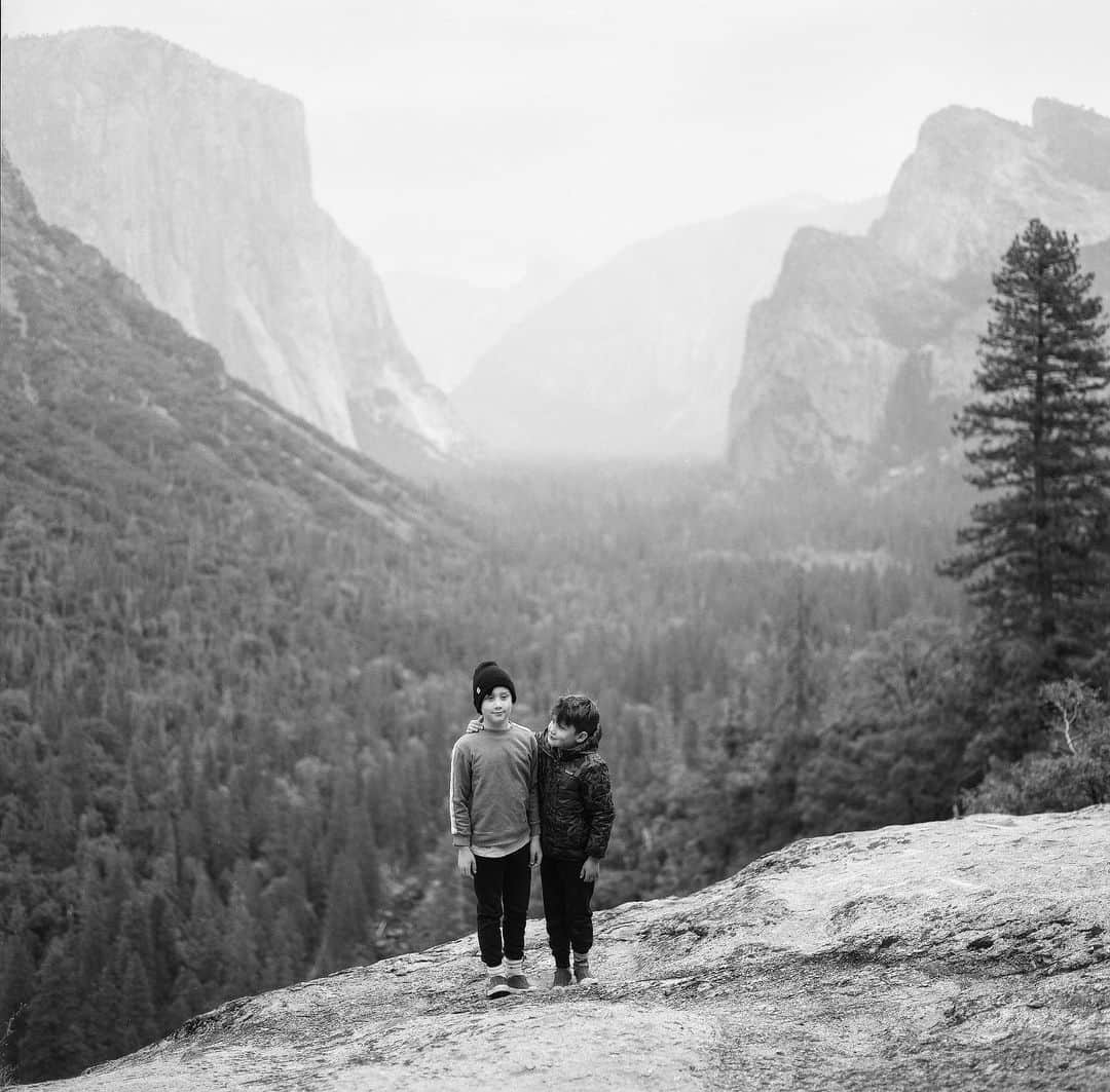 クリス・バーカードさんのインスタグラム写真 - (クリス・バーカードInstagram)「Rekindling my love for Yosemite through Medium Format film on my family trip. It seems cliche, but a timeless landscape deserves a timeless quality sometimes.  2 is my fav.」11月19日 11時03分 - chrisburkard