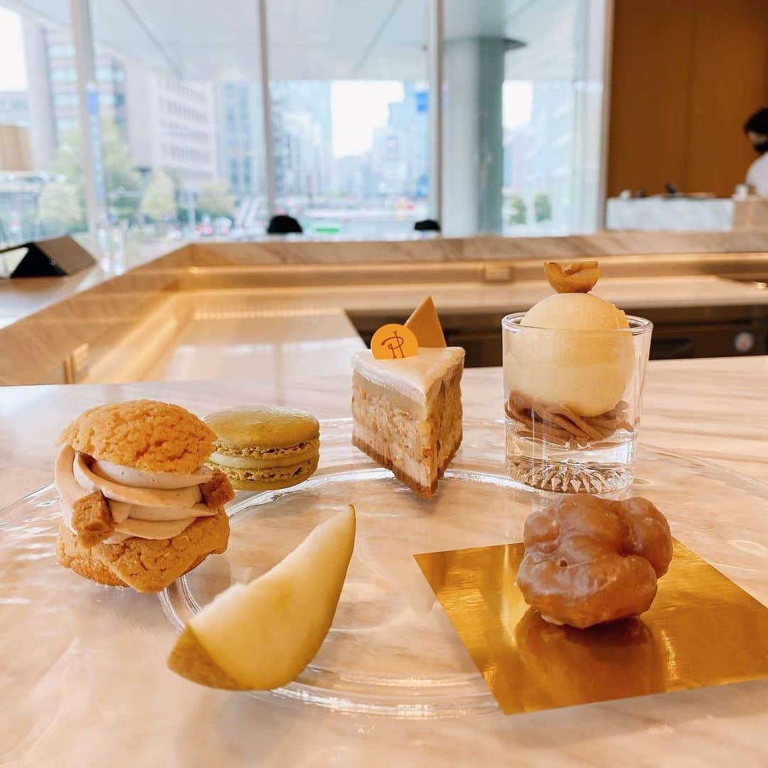 ジュリア・ミナトヤさんのインスタグラム写真 - (ジュリア・ミナトヤInstagram)「🍏🍰 Hᴇᴀᴠᴇɴ🧁🌰﻿ ﻿ ﻿ ﻿  🤪﻿ ﻿ ﻿ ﻿ ﻿ ﻿ #pierrehermeparis#﻿Sweets#cake#marron#caffe#ピエールエルメ#カフェ#スウィーツ」11月19日 11時08分 - julia.minatoya