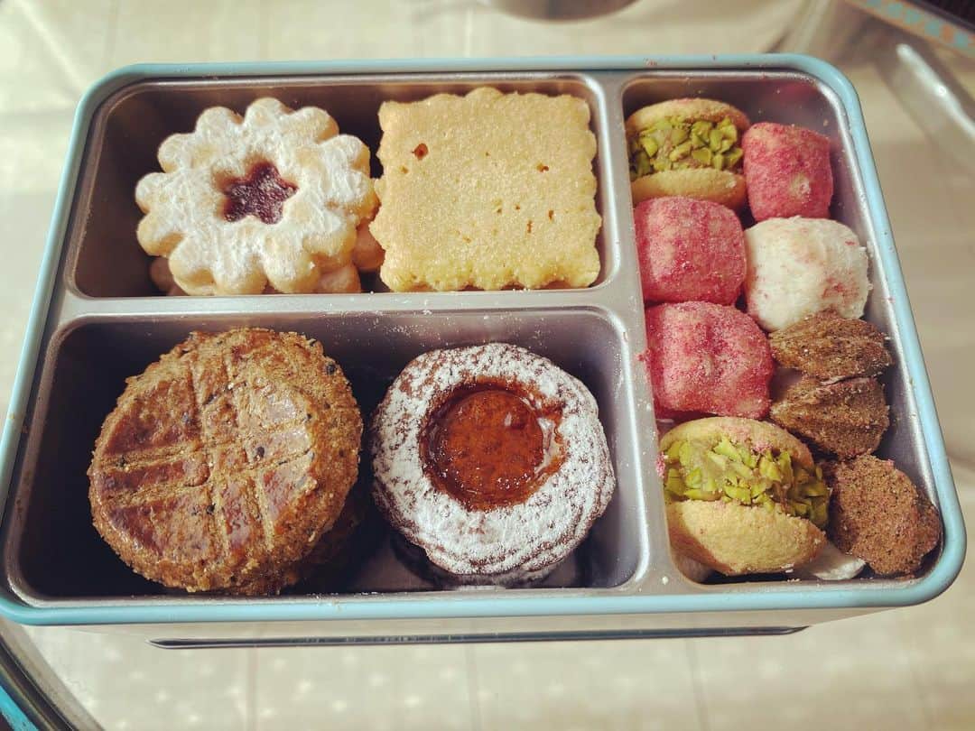 神谷えりさんのインスタグラム写真 - (神谷えりInstagram)「可愛いお弁当箱みたいなクッキー  #いただきもの #クッキー #ukai」11月19日 11時10分 - erikamiya