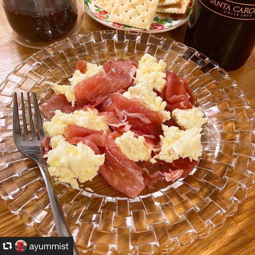 のインスタグラム：「. #repost @ayummist 様 【生ハムとハニークリームチーズのマリネ】 今年の#ボジョレーヌーボー の解禁は本日です🍷🌃 @ayummist 様のレシピはワインにぴったり🥰🍷 生ハム、はちみつ、クリームチーズ…もう食材を思い浮かべるだけでも美味しそうですね😋💕 「#伯方の塩DRY 」が全体の味のまとめ役に！ 皆さまもおしゃれなおつまみを食べながらワインを楽しんでくださいね✨ . #ボージョレヌーボー  . 〰️〰️〰️〰️〰️〰️〰️〰️〰️〰️ . #生ハム と#ハニークリームチーズ のマリネ . クリームチーズにははちみつをいれて酸っぱさを消し、生ハムと和えて、あとはオリーブオイルと塩で。 #伯方の塩dry  卓上塩をふりかけて味を引き締めます。  . 簡単にできて、#赤ワイン のおともに最高なおつまみができました。 . #ワーママごはん#おつまみごはん#食べるの好きな人とつながりたい#幸せごはん#ママごはん#忙しいママ#働くママごはん#おうちごはん#ごはん記録#家ごはん#第3期はかたのしおアンバサダー#クリームチーズ#クリチ#クリームチーズレシピ#はちみつ#ワインのお供#ワインのある暮らし#ワインのつまみ」