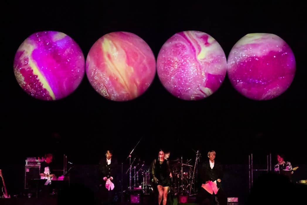 BENIさんのインスタグラム写真 - (BENIInstagram)「BENI 15th Anniversary “New Moon Tour 2020”   幕は閉じましたが 終わりは、始まり。 新月に想いを乗せて🌘🌗🌖🌕 Until next time:)  I’m so proud of this tour -  Thanks to my fans for celebrating 15 epic years of love & music!!!  📷 @seitaro__tanaka」11月19日 11時17分 - benibooo