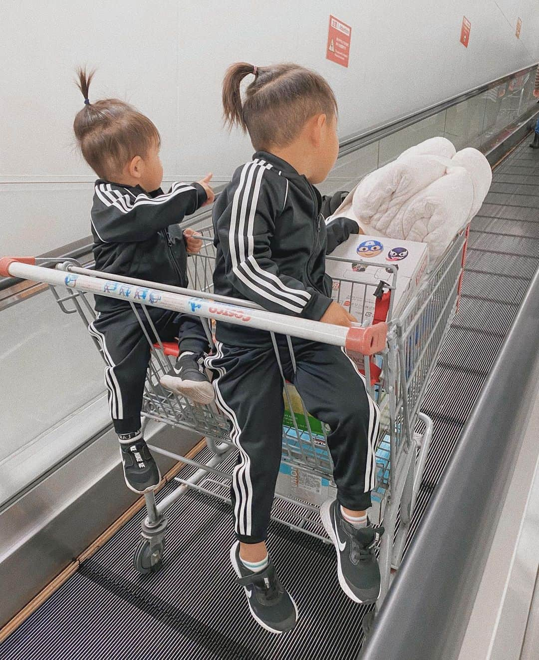 -LIFE IS FUN-さんのインスタグラム写真 - (-LIFE IS FUN-Instagram)「COSTCODAY🥤 お尻拭き毛布を調達に🛒 もう1ヶ月前なんだけど 思い出深い日になったなぁ😂 アディダスジャージリンク🔥 兄弟って感じで可愛い🖤 7枚目、あぁー！！っと言って ドリンクが倒れてるの教えてくれてる図👦🏻(笑) #costco #adidas #nike #brother #兄弟コーデ #リンクコーデ」11月19日 11時18分 - kiyoko1207