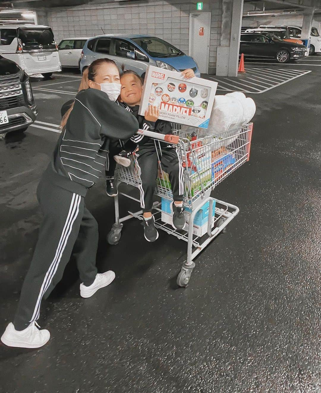 -LIFE IS FUN-さんのインスタグラム写真 - (-LIFE IS FUN-Instagram)「COSTCODAY🥤 お尻拭き毛布を調達に🛒 もう1ヶ月前なんだけど 思い出深い日になったなぁ😂 アディダスジャージリンク🔥 兄弟って感じで可愛い🖤 7枚目、あぁー！！っと言って ドリンクが倒れてるの教えてくれてる図👦🏻(笑) #costco #adidas #nike #brother #兄弟コーデ #リンクコーデ」11月19日 11時18分 - kiyoko1207