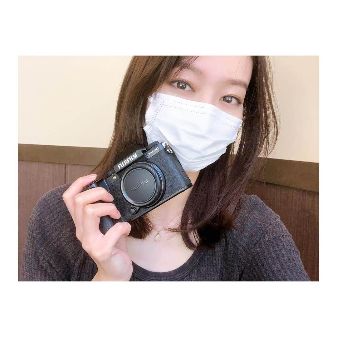 川辺優紀子さんのインスタグラム写真 - (川辺優紀子Instagram)「今日は発売日！！ということで、 ‪FUJIFILM X-S10買いましたーー💓‬ いえーーーい✨ ‪富士フイルムイメージングプラザでの受け取り第一号だそうです😍‬ ‪早く撮りたい！けど、今日は時間がない。笑‬ ‪#xs10 #fujifilm #開封　#レビュー　＃使用感　#カメラ女子　#写真家モデル　#川辺優紀子‬」11月19日 11時28分 - yukiko_kawabe