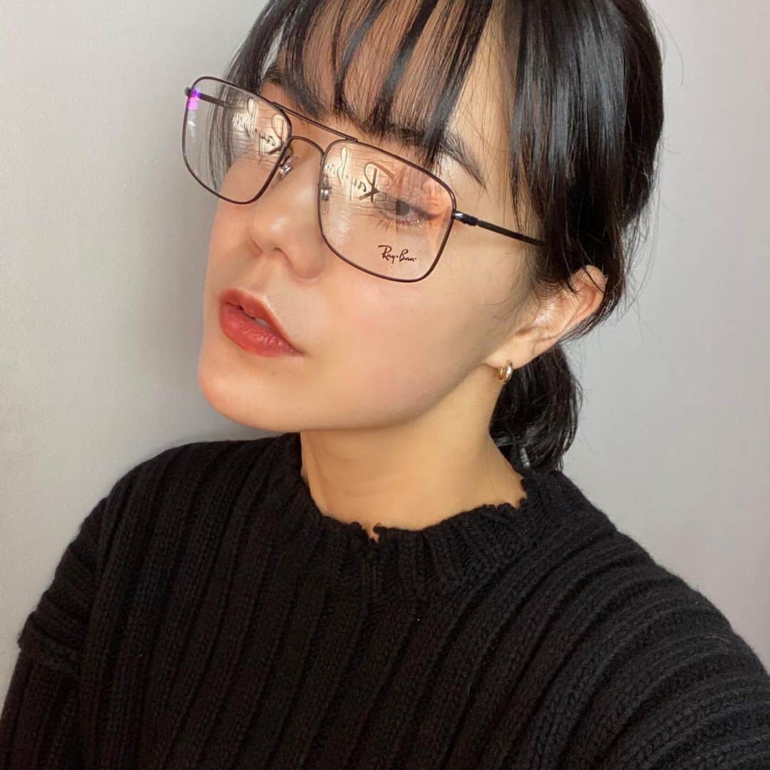 のインスタグラム：「@rayban で度ありの メガネを作ってもらった🥺🌷  お洒落なやつにしたから 外に行くのも楽しくなる😏✨  #SeeBeyondTheSun #RayBanAuthentic」