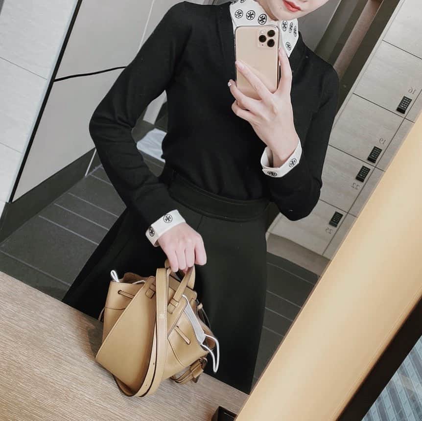 川原あやかのインスタグラム：「今年のトリーバーチの襟付きセーターが 綺麗で一目惚れ。 . 大きめの襟だから顔もすっきりと見えて 袖も上品で可愛い😍 . tops @toryburch  skt @jillstuart.jp  bag @loewe  hut @ca4la_official  . #コーディネート #今日のコーデ#秋コーデ #冬コーデ #上品コーデ #fashion #fashionstyle #toryburch #loewe #jillstuart #ca4la #帽子」