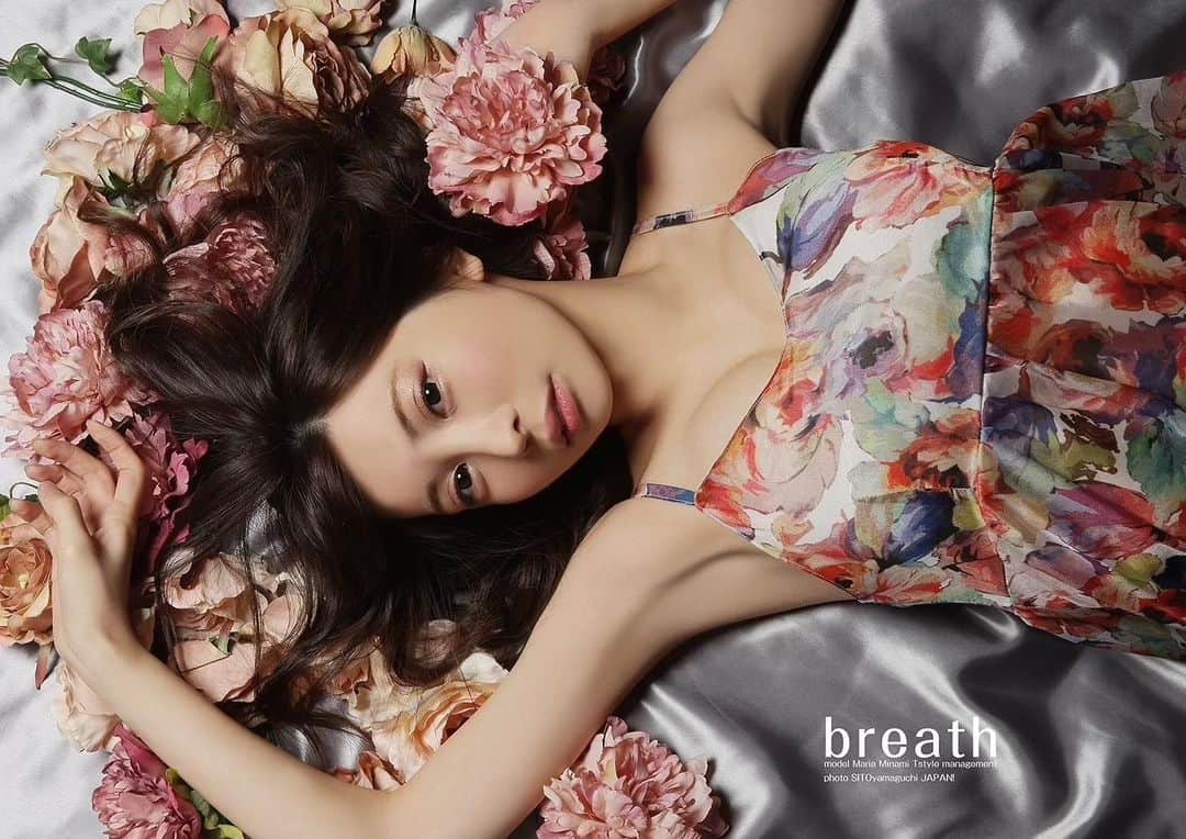南まりあのインスタグラム：「今回も、ポスター展に出展されるポスターのモデルをやらせていただきました😄」