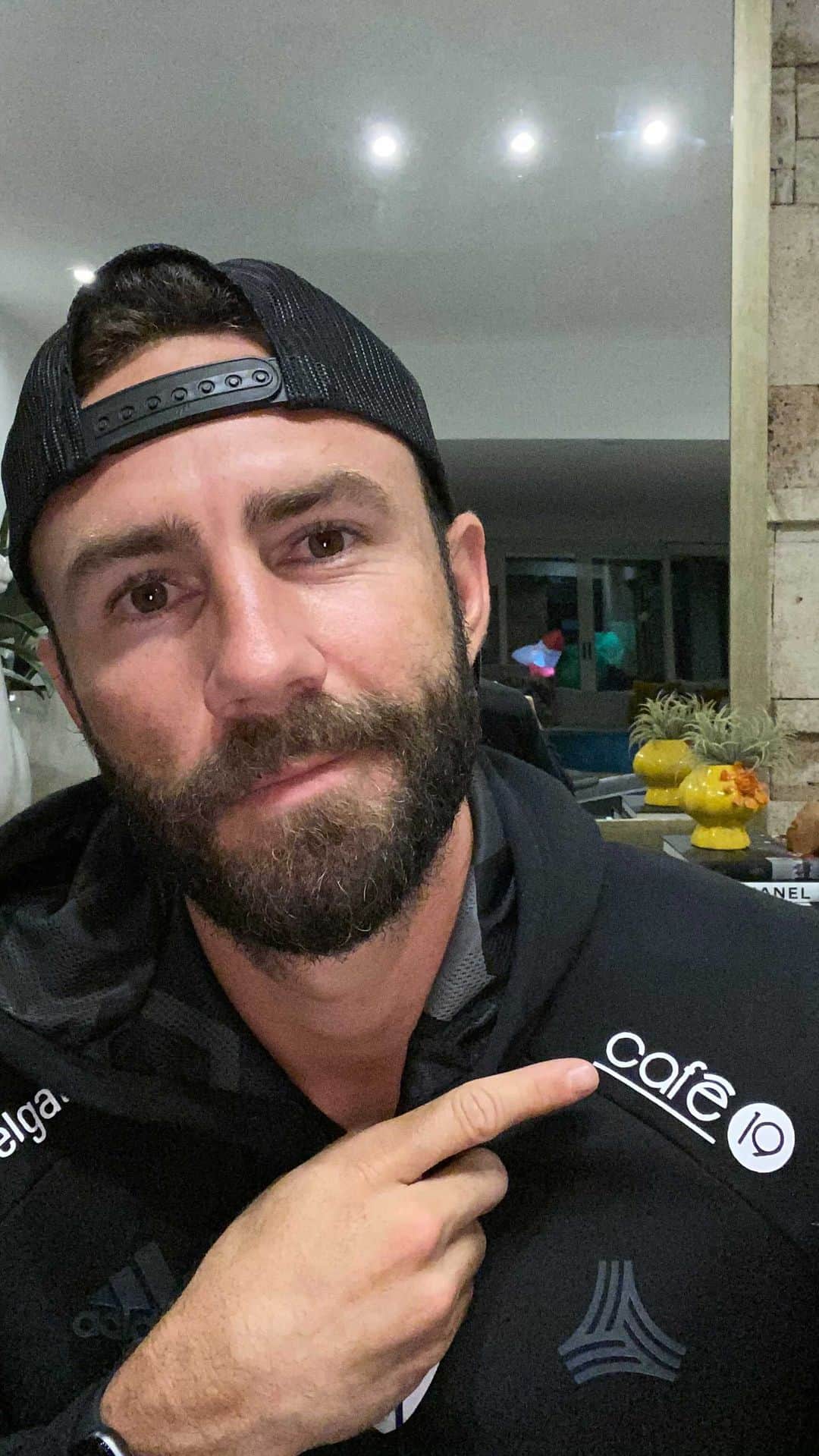 ミゲル・ラジュンのインスタグラム：「Estoy molesto (por no utilizar otra palabra), nuestra competencia de @cafe19mx ha decidido comenzar a practicar medidas poco éticas para reducir nuestra competencia hacia ellos. Están escondiendo nuestro producto para que no lo veas y por ende, no lo compres. Si puedes ayudarnos compartiendo una historia de la sección de café de la tienda que vayas, etiquetándome, te agradecería mucho, y si PUEDES PROBARNOS, aún mejor.  🤜🏻🤛🏻」