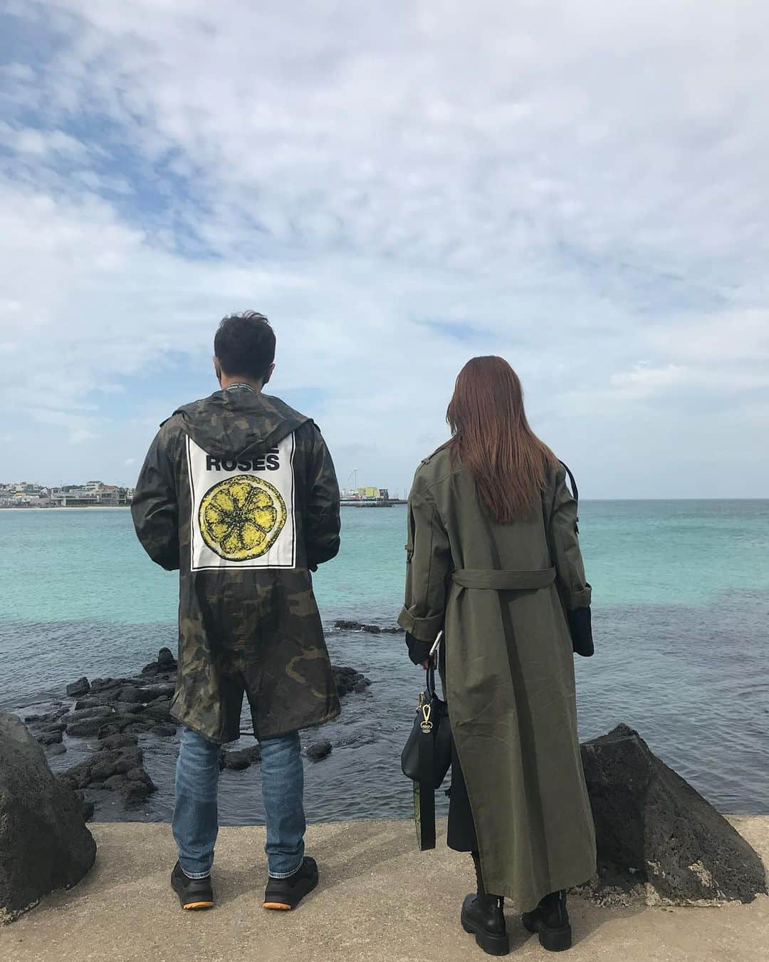 パク・シウンのインスタグラム：「ㅋㅋㅋㅋ #거기뭐있나요 😆 #바다구경  #가을바다 #따뜻해보이는건 #날씨탓이겠죠  #💙💚」