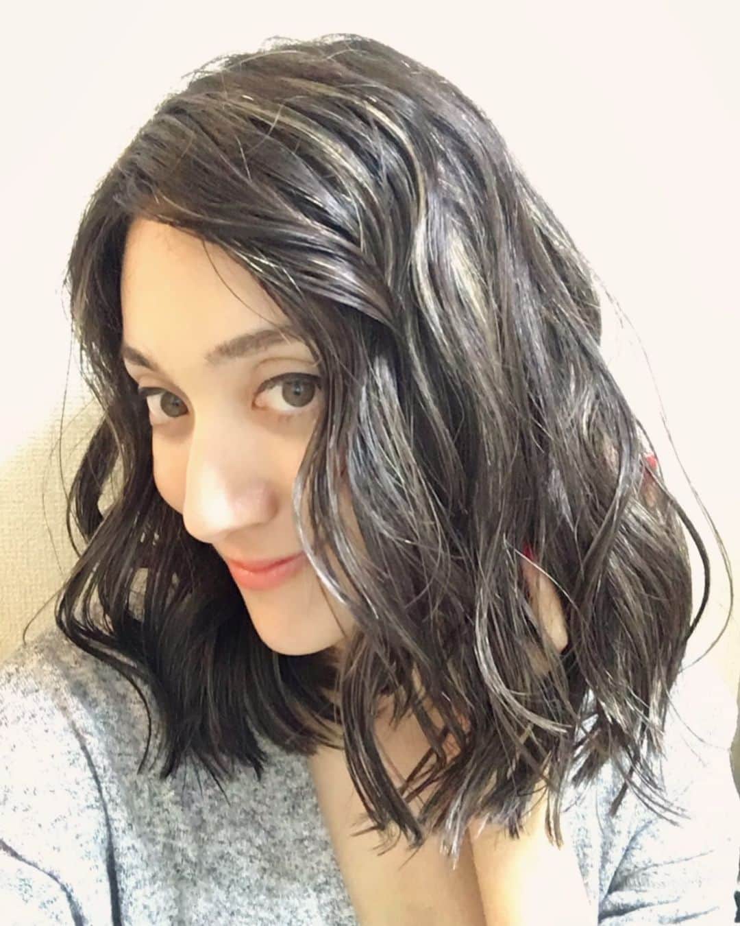 ステファニーのインスタグラム：「ハイライト・カラーは @director_kentaro 🐹🎊 今日またやりに行く🏃‍♂️これは前の色。 けんちゃんいつもありがとう😊Dark hair for the winter.」