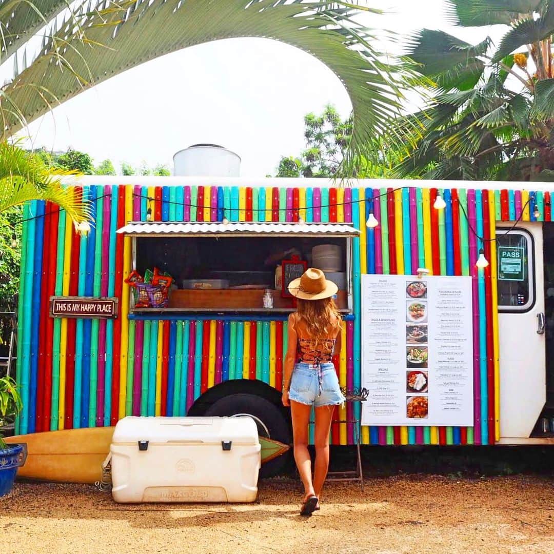shihoのインスタグラム：「♥️🌈💗🌈♥️ ・ 📍Aji Limo Truck ・ ノースショアにあるフードトラック 『アジ・リモ・トラック』 ・ Hawaiiの鮮魚と新鮮なオーガニック野菜を 使用したポキ丼やプレートのトラック。 奥の奥にあるこのトラックは 見た目がレインボーで 存在感はばつぐーん🤩♥️ カラフルでかわいぃぃぃ♡ ・ わたしが食べたのはポキ丼。 プルップルなマグロが忘れられない🥺 サイズも大きすぎないから ペロリと食べれちゃうの♡ ・ #hawaii#islandofoahu#oahu#ハワイ#trip #オアフ島#travel#loco_hawaii#travel_jp #funtorip#タビジョ#旅MUSE#genic_travel #genic_mag#たびねす#旅行#genic_hawaii #ajilimotruck#ハレイワ#haleiwa#northshore #foodtruck#food#beach#truck#oahuhawaii #tabijyomap_hawaii#lealeahawaii#2020」