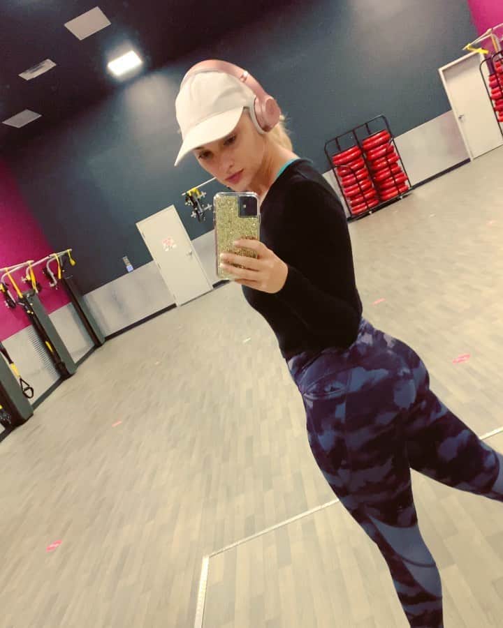 アンナ・フェイスのインスタグラム：「Happy #humpday」