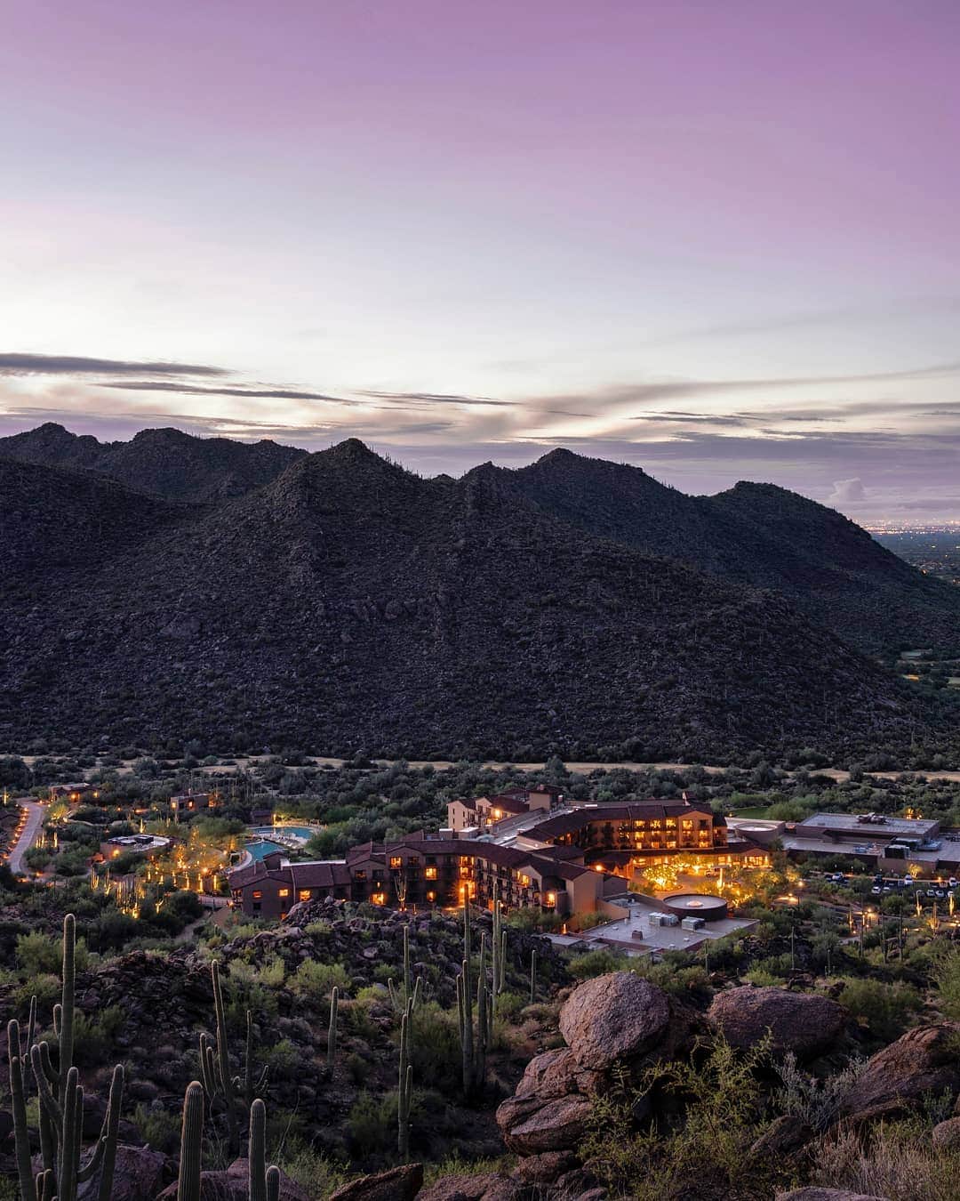 リッツ・カールトンのインスタグラム：「Wake with the sun, and rise to purple skies and desert mountaintops at The Ritz-Carlton, #DoveMountain.」