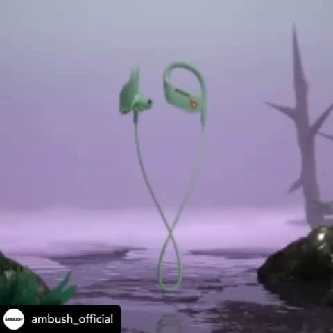 のインスタグラム：「@verbal_ambush This Look Amazing!! NEED!!💚💚• @ambush_official Powerbeats in #AMBUSH Glow is finally here. It’s the FIRST-ever glowing product by @beatsbydre and the ﬁrst official #beatsbydre x @ambush_oﬃcial collab.  . 本日発売。@beatsbydre x ambushdesign のコラボレーション、Powerbeats - AMBUSH スペシャルエディション。輝いている人からは目が離せないから。  Available on our WORKSHOP and apple.com.」