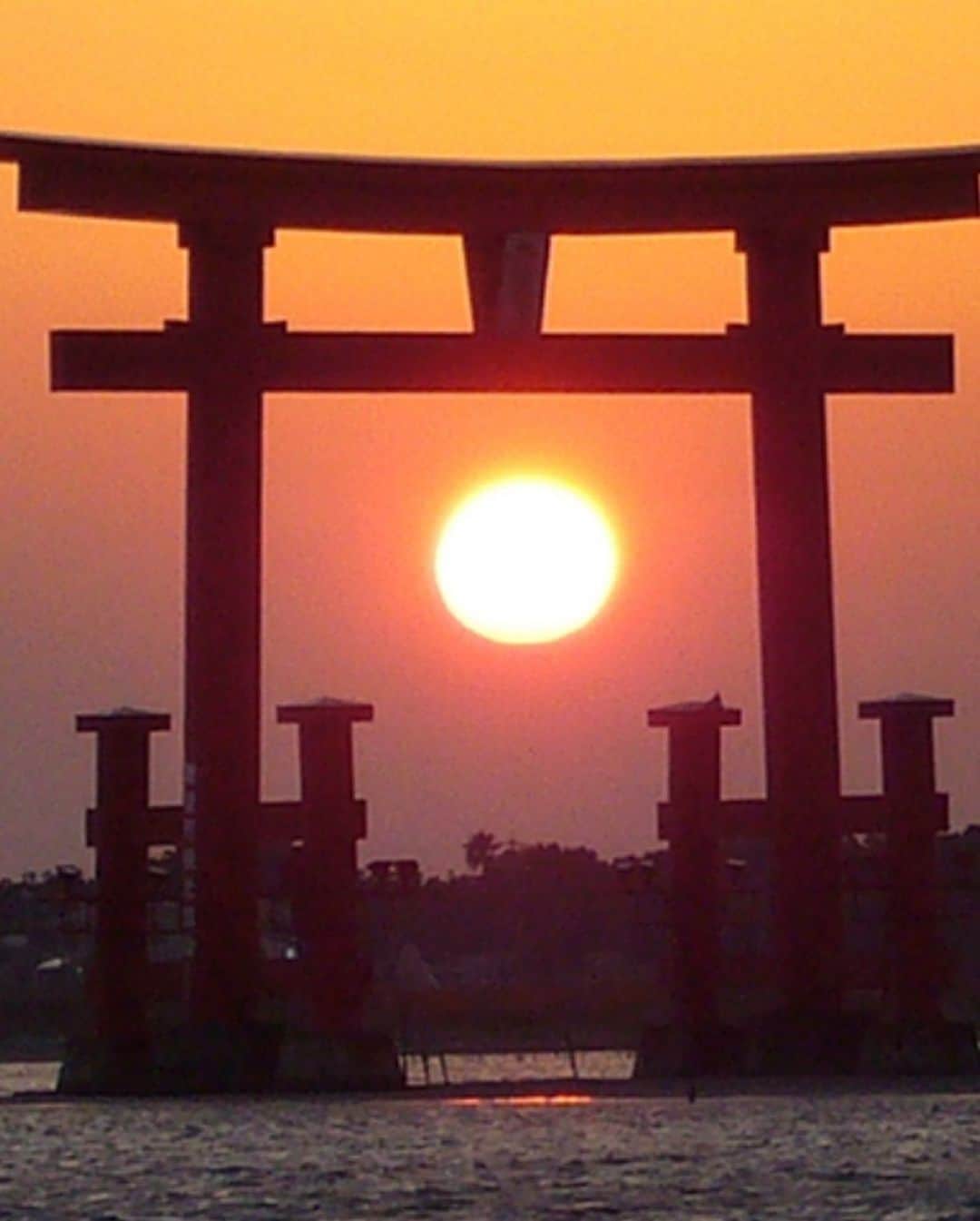 ayuさんのインスタグラム写真 - (ayuInstagram)「⛩𝐓𝐨𝐫𝐢𝐢 𝐟𝐥𝐨𝐚𝐭𝐢𝐧𝐠 𝐨𝐧 𝐭𝐡𝐞 𝐥𝐚𝐤𝐞⛩ The 18-meter-high torii is a symbol of Lake Hamana💠⛩💠 ・ 南浜名湖に浮かぶ鳥居は、18Mもあり、遠くからでも存在感があります✨👏✨ 弁天島のシンボル✨ 時期的に船が出ておらず遠くからしか眺める事出来ませんでしたが とても神秘的でした👼⛩💠 11月〜1月は鳥居の間に夕日が沈むのも見る事ができます🌅⛩ 参考のお写真として３枚目に貼ってます🧡 ・ #hamanako#torii#jinja#japan#travelphotography#travelgram#shizuoka#ootd#outfit  #静岡観光#浜松#浜名湖#鳥居#弁天島#湖#神社#絶景スポット#絶景#旅行#旅行好きな人と繋がりたい#旅行好き女子#旅行好き」11月19日 11時34分 - ayu888ayu