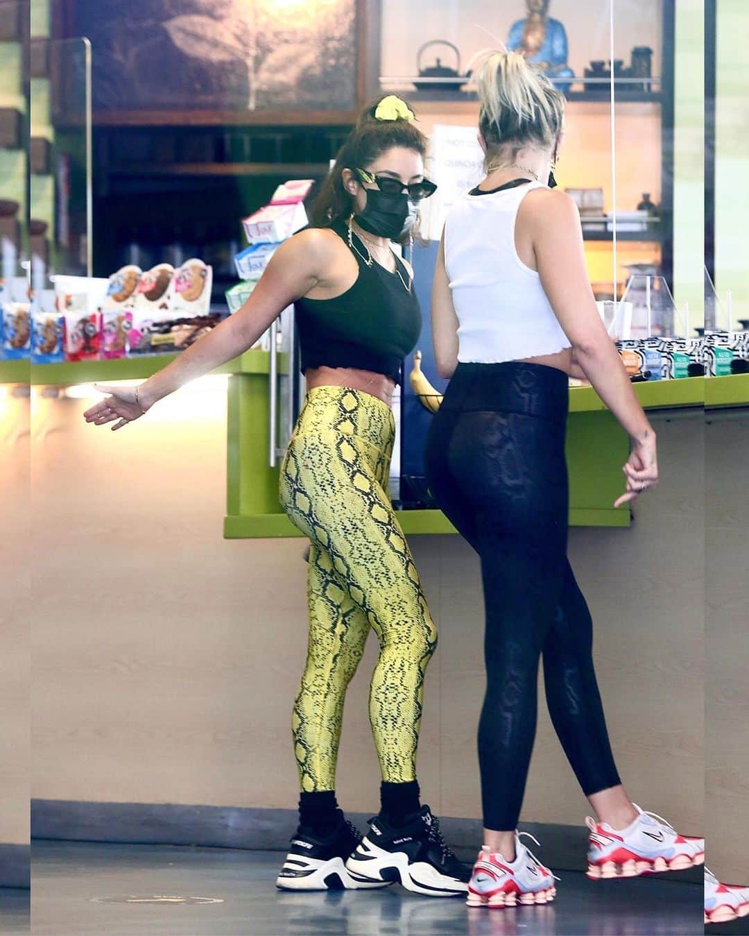 Just Jaredさんのインスタグラム写真 - (Just JaredInstagram)「Vanessa Hudgens couldn’t stop moving and jumping around at a juice bar after an intense workout in LA this week #VanessaHudgens Photos: Backgrid」11月19日 11時46分 - justjared