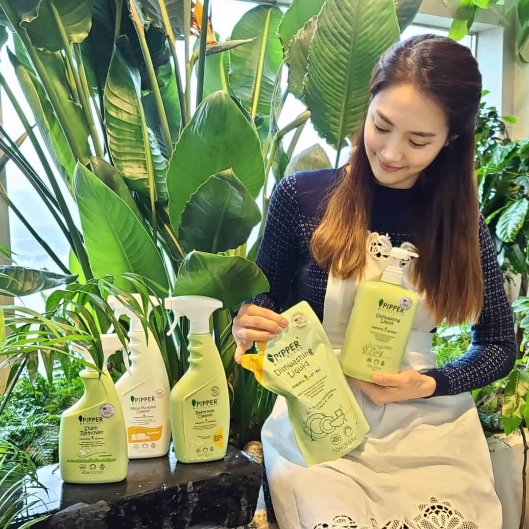 ユ・ハナのインスタグラム：「OPEN🍍 천연세정제는 세정력이 약할거란 편견, #피퍼스탠다드 가 깨어드릴거에요.  세제는 우리와 아주 가까이에서 밀접하게 사용되고 피부와 호흡기를 통해 몸으로 들어오기까지하지만,  좋은향에만 포커스를 두고 세정력에만 집중된 광고에 소비자는 성분까지 일일이 알길이 없고 그 성분이 얼마나 치명적인지는 간과하기마련이에요. 가습기살균제라는 성분은  최근 손소독제에도 들어있다 밝혀져 불안해진만큼 왜 이렇게 안쓰이는데가 없는지. 샴푸,린스,스프레이,신생아세제등 밝혀지지않는 건 또 얼마나 많을까요? 😭🤬 암,불임, 기형아,뇌신경손상,폐손상 등의 치명적 성분인 세제 속 성분 가습기살균제!  원인 모를 피부염,호흡기질환 등도 멀리서 그 원인을 찾았다면 아주 가까이서 부터 찾아 지켜야해요. 💪 Pipper는 대체 뭘 믿고 써야하나 답답하기만 했던 세제의 거짓말세상 속 오아시스였어요.  🤲맨손으로 설거지하고 🤲맨손으로 욕실을 청소하고 천식이 있어 호흡기에 예민한 제가  세제 박사가 되어 자신있게 소개해드리고 있는 세제 피퍼스탠다드 🍍파인애플발효액의 강력한 세정력과 그 안전함을 믿고 사용해보세요.🙏  정말 진심으로 애정이 있는 브랜드이고 지난 몇 년간 신세계백화점 입점까지 국내에서 빠르게 성장해 가는 걸 보며 함께 뿌듯했고 이런 브랜드를 제가 오래전부터 먼저 알게된 것 역시 자랑스럽기까지 했어요.  처음으로 선보이는 스프레이3종 구성이에요. 👇칙칙이 3종세트👇 ✅섬유얼룩제거제✅욕실세정제✅다목적세정제  그리고  ✅주방세정제 본품 + 리필 에요!   칙칙 뿌리고 물로 쓱 뿌리기만해도 잘 헹궈지는 건 피퍼 모든제품의 장점이기도 하고 잔류세제를 걱정하지 않아도 되구요!   오늘부터 일요일까지, 주부하나가 어떻게 사용하는지도 하나씩 보여드릴게요😄 ❤셋트구매시마다❤ 가지고다니실수있는 30ml사이즈 핸드워시를 넣어서 보내드릴게요♡  🌼구매는 상단프로필란 주소인 프롬하나닷컴 (www.fromhana.com) 🌼문의는 카카오톡 아이디검색란에 🔎프롬하나cs  🌼프롬하나 이벤트소식이 가득한 오피셜계정은 @fromhana111」