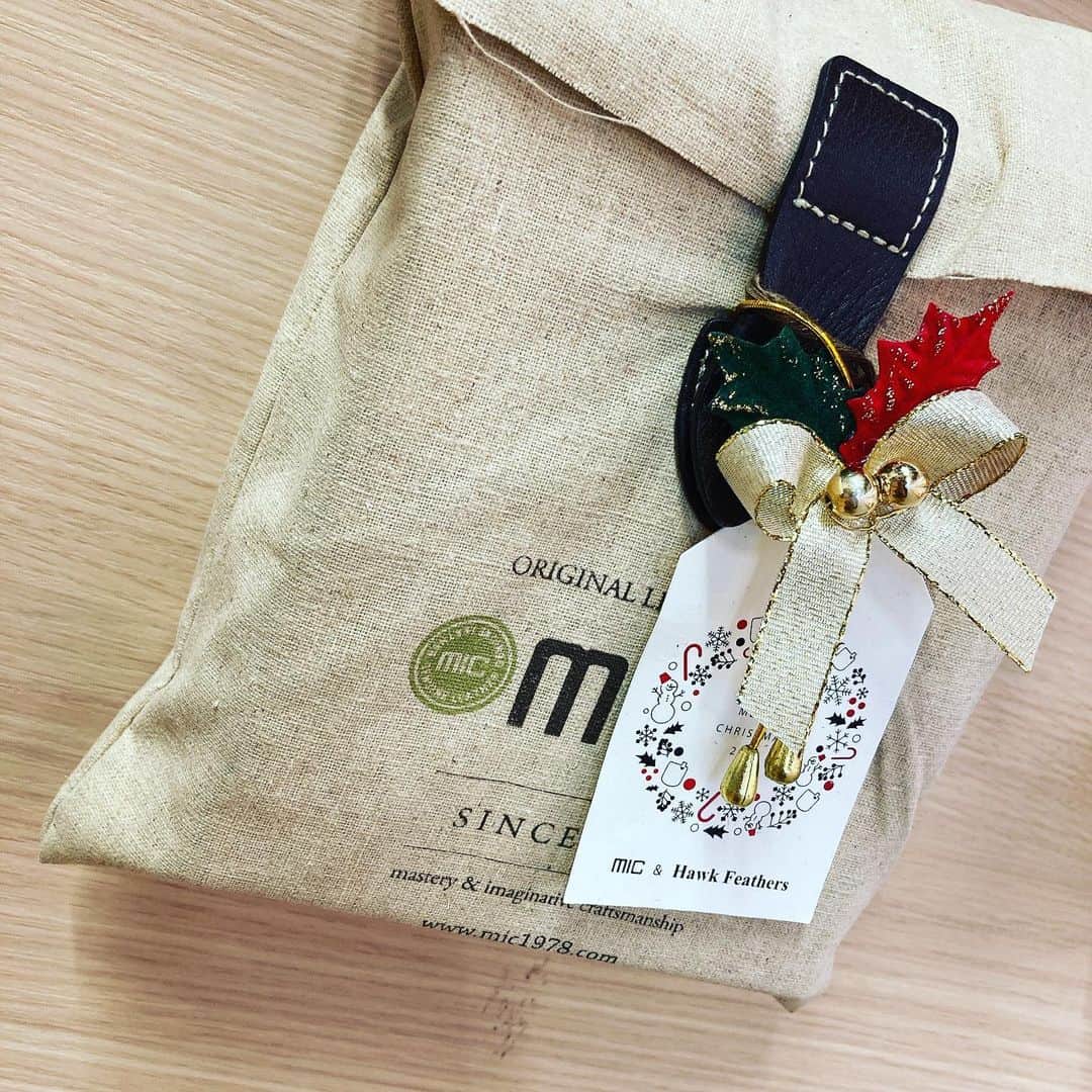 革財布のお店【mic 吉祥寺店】さんのインスタグラム写真 - (革財布のお店【mic 吉祥寺店】Instagram)「こんにちは！#mic吉祥寺店です ！ . ついに吉祥寺店もクリスマス仕様になりました🎅可愛いツリーがお出迎えです🎄 . さて！本日から12月25日までクリスマスキャンペーンを行います✨ . ①名入れ・イニシャル刻印が無料になります👀！刻印は¥500〜¥1000程はかかるので、これはお得です！特別なクリスマスプレゼントに刻印はいかがでしょうか♪ . ②有料ギフトポーチのみになりますが、クリスマス限定タグをおつけします！限定タグに描かれているリースが可愛い💕 . ③本日より！ついに！ついに！以前から告知しておりました「マヤ」「ポーラ」が発売開始します😆 . お店には恒例のサンタさん、小さいサンタさん、所々に少し潜んでおります✨是非吉祥寺店でサンタさん探索してみて下さいね♪ . 長くなりましたが本日も皆様のご来店お待ちしております！！ . #革小物と革財布のお店mic  #mic #革小物 #革財布 #財布 #東京 #吉祥寺 #中道通り #Japan #Tokyo #leather #wallet #クリスマス #クリスマスキャンペーン #刻印無料 #限定ギフトタグ #マヤ #ポーラ #サンタがいっぱい」11月19日 11時40分 - mic_kichijoji