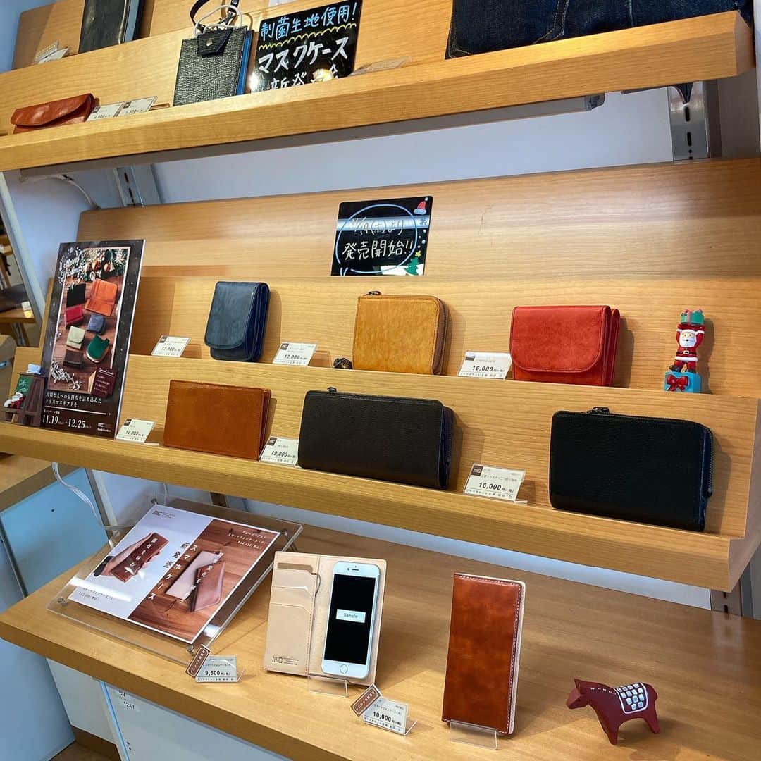 革財布のお店【mic 吉祥寺店】さんのインスタグラム写真 - (革財布のお店【mic 吉祥寺店】Instagram)「こんにちは！#mic吉祥寺店です ！ . ついに吉祥寺店もクリスマス仕様になりました🎅可愛いツリーがお出迎えです🎄 . さて！本日から12月25日までクリスマスキャンペーンを行います✨ . ①名入れ・イニシャル刻印が無料になります👀！刻印は¥500〜¥1000程はかかるので、これはお得です！特別なクリスマスプレゼントに刻印はいかがでしょうか♪ . ②有料ギフトポーチのみになりますが、クリスマス限定タグをおつけします！限定タグに描かれているリースが可愛い💕 . ③本日より！ついに！ついに！以前から告知しておりました「マヤ」「ポーラ」が発売開始します😆 . お店には恒例のサンタさん、小さいサンタさん、所々に少し潜んでおります✨是非吉祥寺店でサンタさん探索してみて下さいね♪ . 長くなりましたが本日も皆様のご来店お待ちしております！！ . #革小物と革財布のお店mic  #mic #革小物 #革財布 #財布 #東京 #吉祥寺 #中道通り #Japan #Tokyo #leather #wallet #クリスマス #クリスマスキャンペーン #刻印無料 #限定ギフトタグ #マヤ #ポーラ #サンタがいっぱい」11月19日 11時40分 - mic_kichijoji