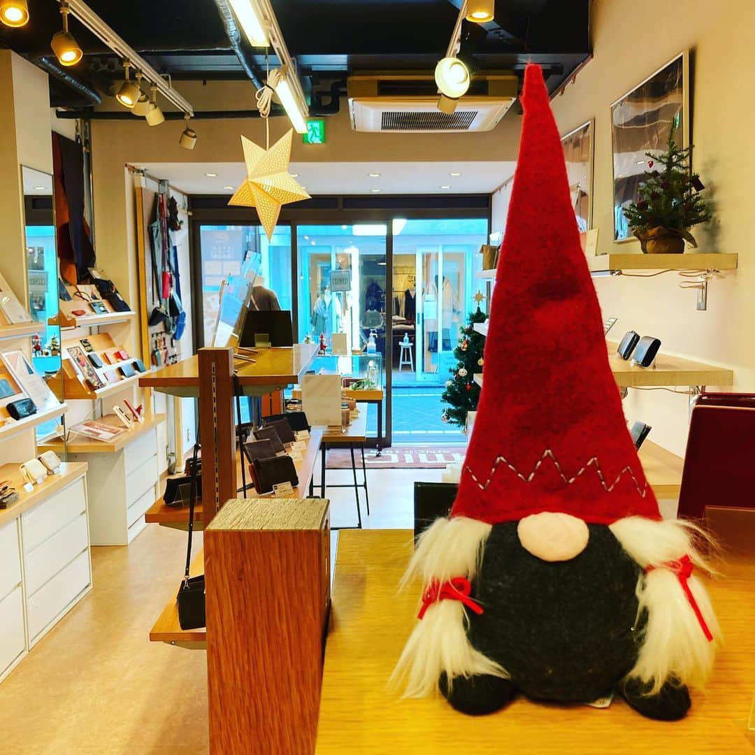 革財布のお店【mic 吉祥寺店】さんのインスタグラム写真 - (革財布のお店【mic 吉祥寺店】Instagram)「こんにちは！#mic吉祥寺店です ！ . ついに吉祥寺店もクリスマス仕様になりました🎅可愛いツリーがお出迎えです🎄 . さて！本日から12月25日までクリスマスキャンペーンを行います✨ . ①名入れ・イニシャル刻印が無料になります👀！刻印は¥500〜¥1000程はかかるので、これはお得です！特別なクリスマスプレゼントに刻印はいかがでしょうか♪ . ②有料ギフトポーチのみになりますが、クリスマス限定タグをおつけします！限定タグに描かれているリースが可愛い💕 . ③本日より！ついに！ついに！以前から告知しておりました「マヤ」「ポーラ」が発売開始します😆 . お店には恒例のサンタさん、小さいサンタさん、所々に少し潜んでおります✨是非吉祥寺店でサンタさん探索してみて下さいね♪ . 長くなりましたが本日も皆様のご来店お待ちしております！！ . #革小物と革財布のお店mic  #mic #革小物 #革財布 #財布 #東京 #吉祥寺 #中道通り #Japan #Tokyo #leather #wallet #クリスマス #クリスマスキャンペーン #刻印無料 #限定ギフトタグ #マヤ #ポーラ #サンタがいっぱい」11月19日 11時40分 - mic_kichijoji