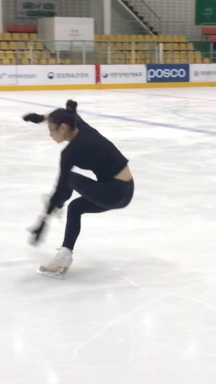 長洲未来のインスタグラム：「Y’all are so nice to tell me that I’m going to come back with quads but I’m here to bring you back to reality and share my falls from skating.  ...but thank you for all the love for my last reel. ♥️😂😅😭」