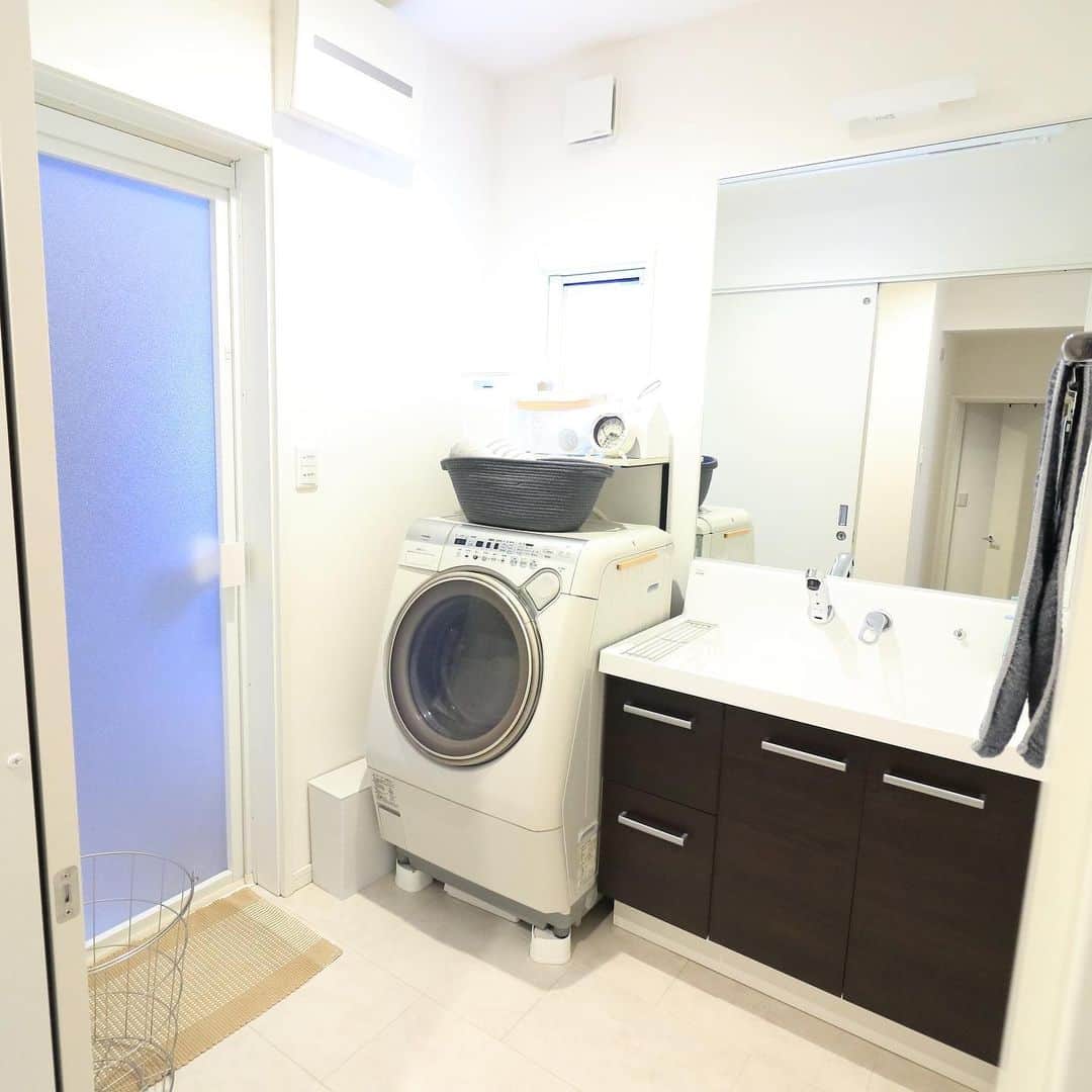 のインスタグラム：「💙 【水まわり特集】  💡Washroom 東区中山北町 MM様邸  【11月中申込限定 豪華特典付&SNS限定キャンペーン開催中🎉🎉】  安佐北区落合&東広島市八本松町宗吉新築一戸建て販売中🏠  11月中にお申込みをいただいた方に限り、全室カーテン・カーポート・エアコン1台をプレゼント🎁  さらに！！SNSをご覧になってお問い合わせをいただくと販売価格から50万のお値引きをさせていただきます🎈 ※お問い合わせはDMか、電話にて「インスタを見ました」とお伝えください。  2020年12月完成、年内入居可能😌新年を新居で過ごしたい方におすすめです🏠 キャンペーンのお申込は先着順となりますのでお早めにお問い合わせください☎︎♪  モデルハウスの見学予約はこちら▼ @nishimoto_house  #西本ハウス #広島県 #工務店 #ZEROCUBE #ゼロキューブ #グッドデザイン賞 #1000万円からはじめる家づくり #子育て世代の家  #子育て世代の家づくり #デザイン住宅  #デザイナーズ住宅 #新築一戸建て #マイホーム #新築マイホーム #注文住宅 #規格住宅 #家づくり #暮らしを楽しむ #セミオーダー住宅 #セミオーダー #セミオーダーハウス #広島建売 #建売 #分譲住宅 #分譲中 #広島分譲住宅」