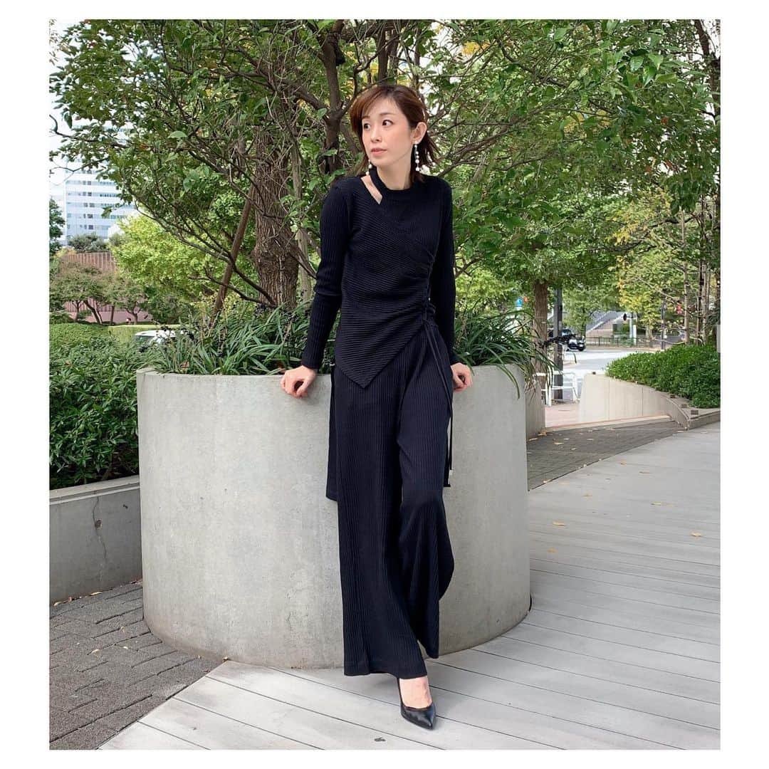 白姫あかりさんのインスタグラム写真 - (白姫あかりInstagram)「今日はとってもいいお天気でしたね☀️ 月末にある、またまた楽しみなお仕事の 打ち合わせDAYでした💓  ポカポカ陽気の今日はいつもお世話になっている 幸美さん @yukimikawashima の 新ブランド『WRINN』(リン)のセットアップを サラッと一枚で着てみました😊  「ファッションを通して、地球の自然環境に貢献する」という理念のもと、オーガニックコットンや再生繊維、リサイクル素材でつくられた @wrinn_ のお洋服🌏🌱  とても着心地が良くて 幸美さんらしい素敵なデザイン🥺✨ トップスの後ろが長くなっているので 気になるお尻周りもさりげなくカバーできるのも 嬉しい✨✨ ラインもキレイだし、オーガニックコットンなので 着心地も抜群だし、上下別々でも着回しもできるなんて 最高すぎます❣️  毎月少しずつ新アイテムが発表されるそうなので とても楽しみです😊  #wrinn#fashion  #ootd #sustainablefashion  #お仕事 #打ち合わせ #セットアップ #パンツスタイル #ブラックコーデ #サスティナブルファッション  #オーガニックコットン」11月19日 17時22分 - akari_shiraki