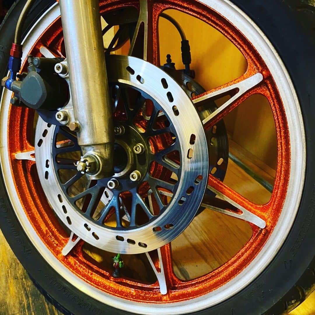 世田谷ベースさんのインスタグラム写真 - (世田谷ベースInstagram)「#motorcycle #bmw#adventure #custom#harleydavidson #bike#america #cool#enjyoy #happy#wheel #buchanan  #รถจักรยานยนต์. #กำหนดเอง.  #ญี่ปุ่น #ฮอนด้า #คาวาซากิ. #ซูซูกิ. #ยามาฮ่า.  #ฮาร์เลย์เดวิดสัน. #倒立フォーク#セブンスター#gs400  こちらはJYS製のセブンスターキャストです！今ではとても高価なパーツになってしまいましたね…」11月19日 17時23分 - soumu_yuichiro
