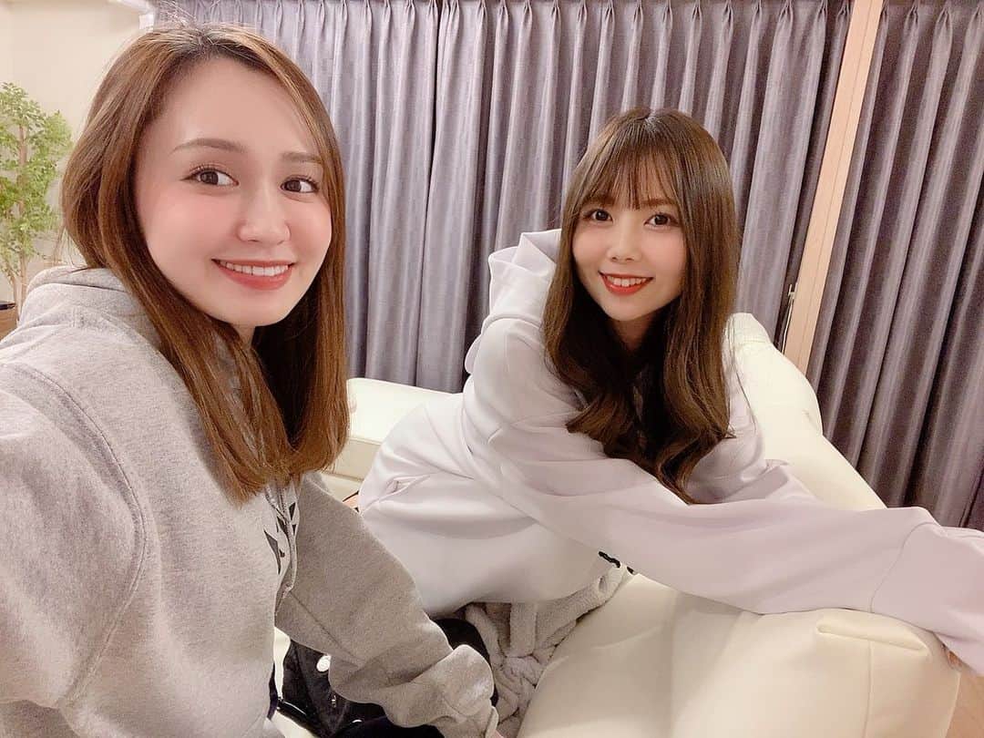 西村季里子さんのインスタグラム写真 - (西村季里子Instagram)「・  毎週末お互いの家に 行き来してる相棒🐶💞  いつも家でも歌ってるのに、 この前はカラオケ行った🎤（笑） どんだけ歌すき（笑）  好きな歌が同じだから 趣味が合って楽しい💓  最近はちなみんが歌ってた マカロニえんぴつの 「恋人ごっこ」にどハマりしてる💘  #お泊まり#お泊まり女子会  #ギター女子#カラオケ#歌 #マカロニえんぴつ#マカえん #恋人ごっこ#ブルーベリーナイツ #鬼リピ#どハマり#趣味合う #follow#followｍe」11月19日 12時03分 - kiriko_nishimura