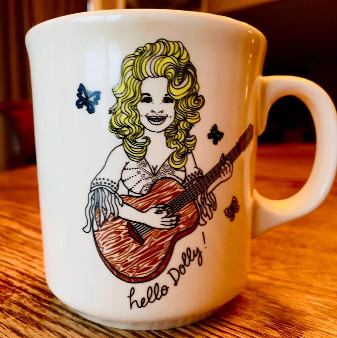 ジェニファー・ビールスさんのインスタグラム写真 - (ジェニファー・ビールスInstagram)「So apparently Dolly Parton funded a COVID vaccine AND wrote “Jolene” and “I Will Always Love You” on the SAME DAY. I knew there was a reason this is my favorite cup. ❤️」11月19日 11時56分 - thejenniferbeals