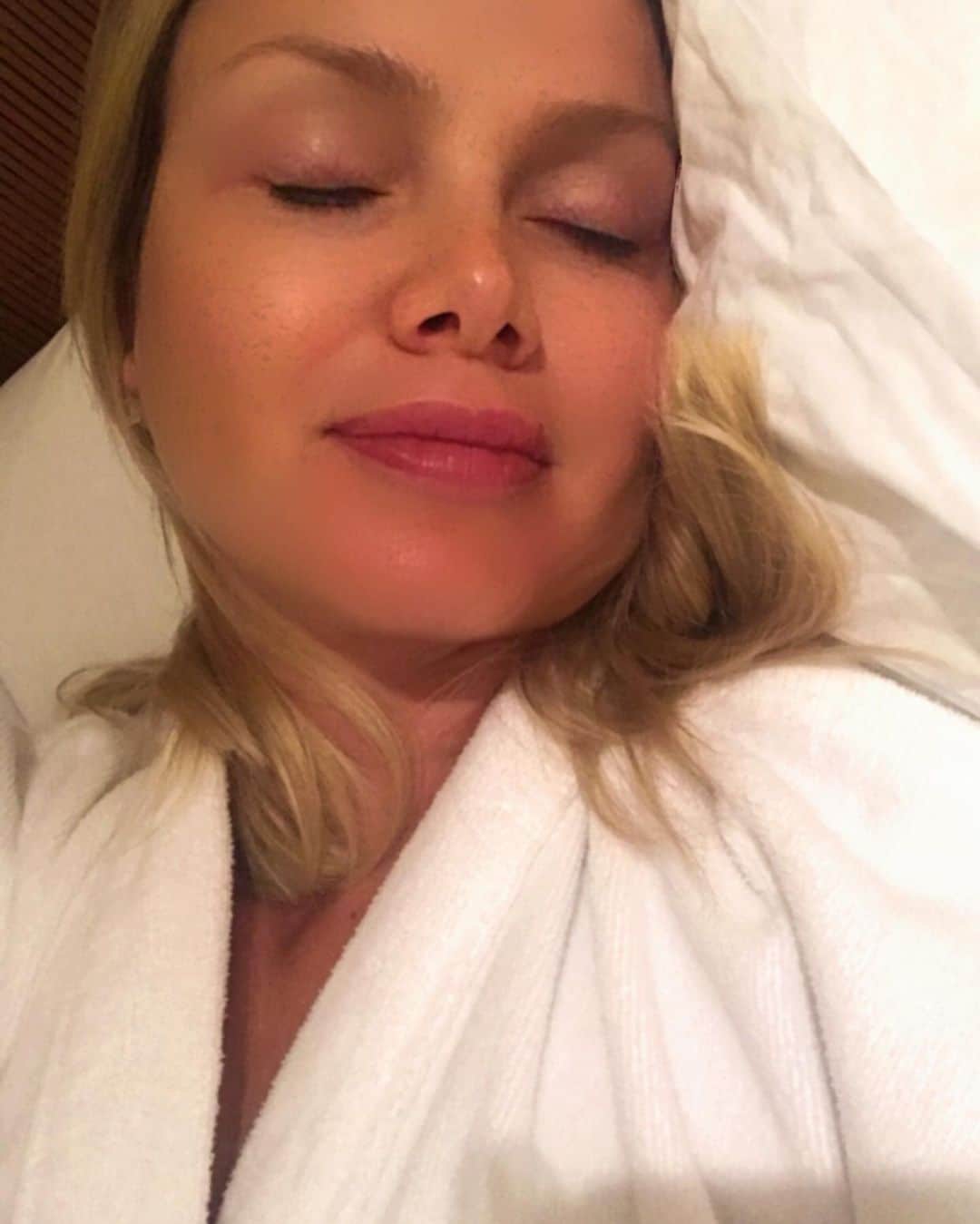 Eliana Michaelichin Bezerraのインスタグラム：「Só um charminho pra desejar uma boa noite de sono❤️ #boanoite #bonssonhos #minhacama」