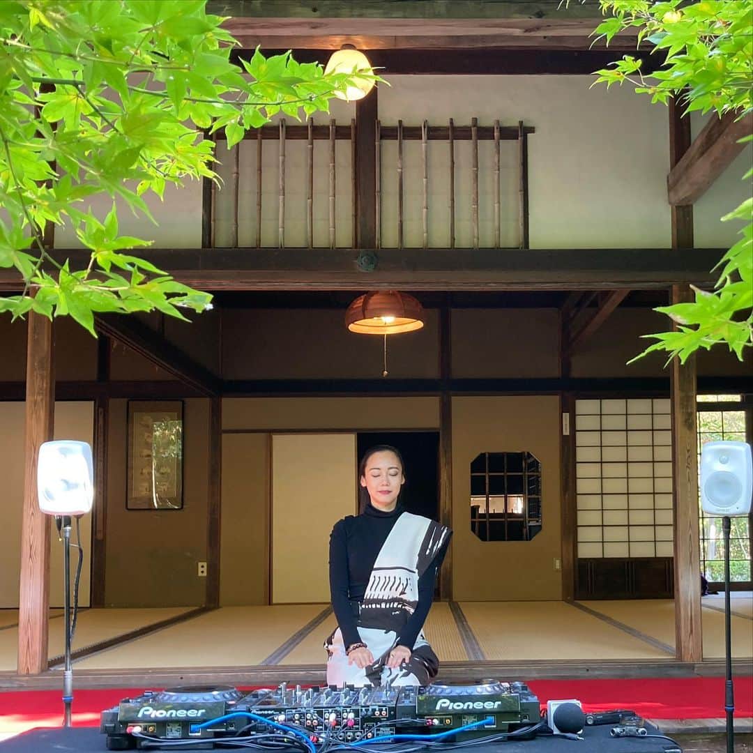 DJ Yummyのインスタグラム：「大仏DJの次は🔓圓光寺 今夜 Dj: Yumi Kobayashi High in Japan Facebook live 🇬🇧Thu 17:00- 🇯🇵金曜 2:00-  #dj#kyoto#japan#gotoキャンペーン#zen#buddha#musicvideo #electronicmusic#technomusic#housemusic#travelphotography#asiangirls#asiatour#kyototrip#trip#tripmusic#travel」